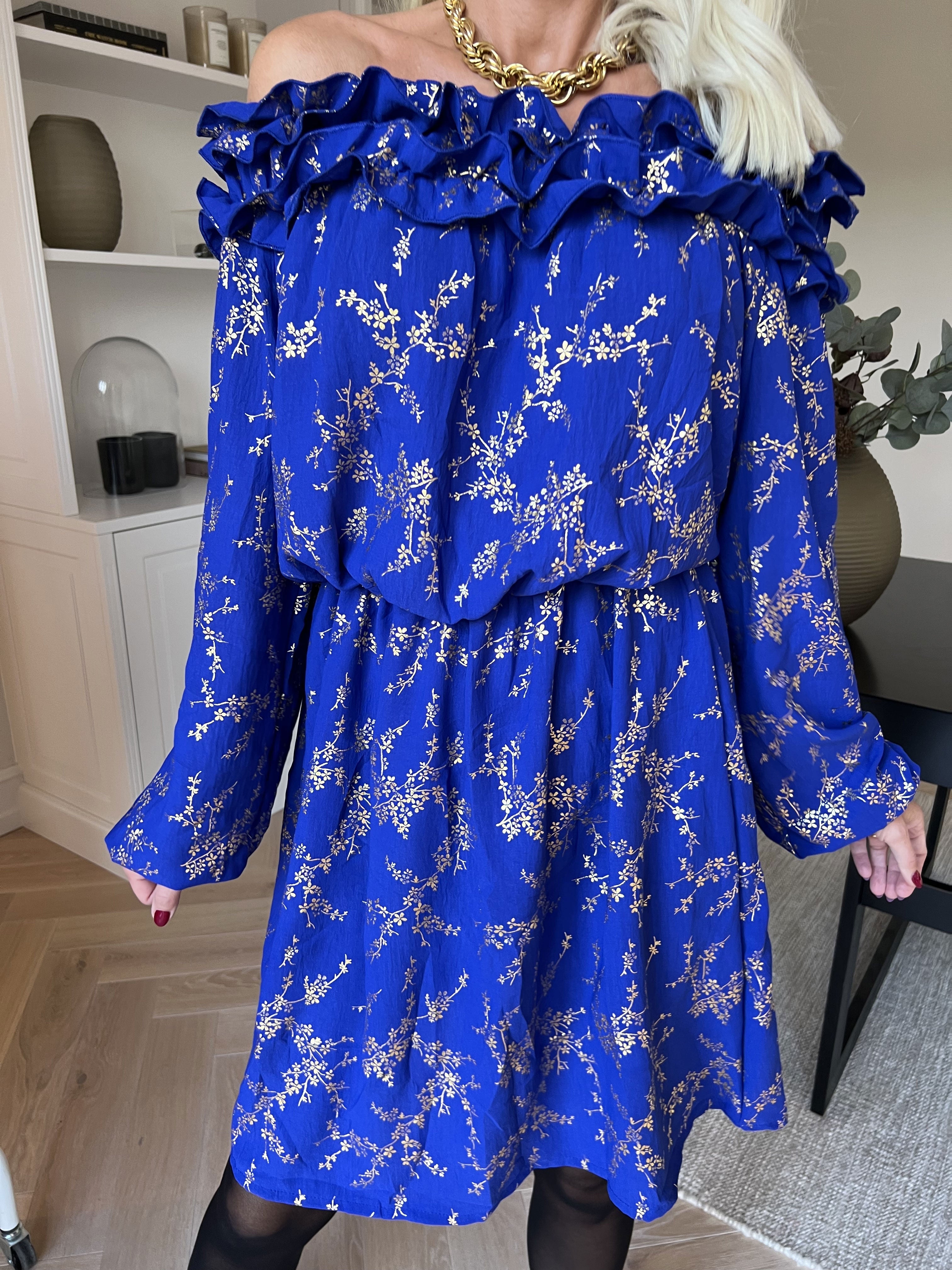 Chili Gold Fitted Dress - Kjole i guld print med flæsekant og elastik i taljen