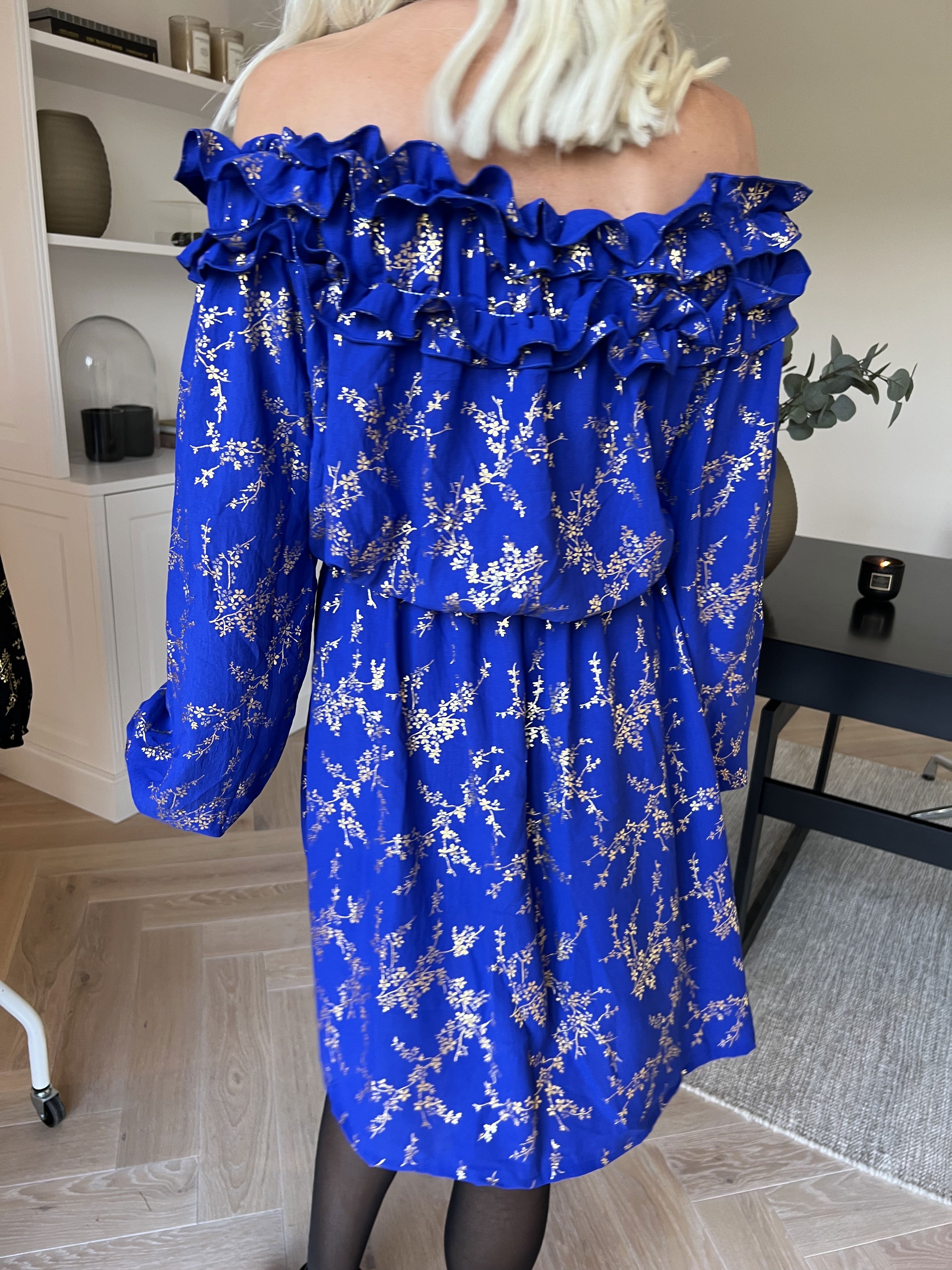 Chili Gold Fitted Dress - Kjole i guld print med flæsekant og elastik i taljen