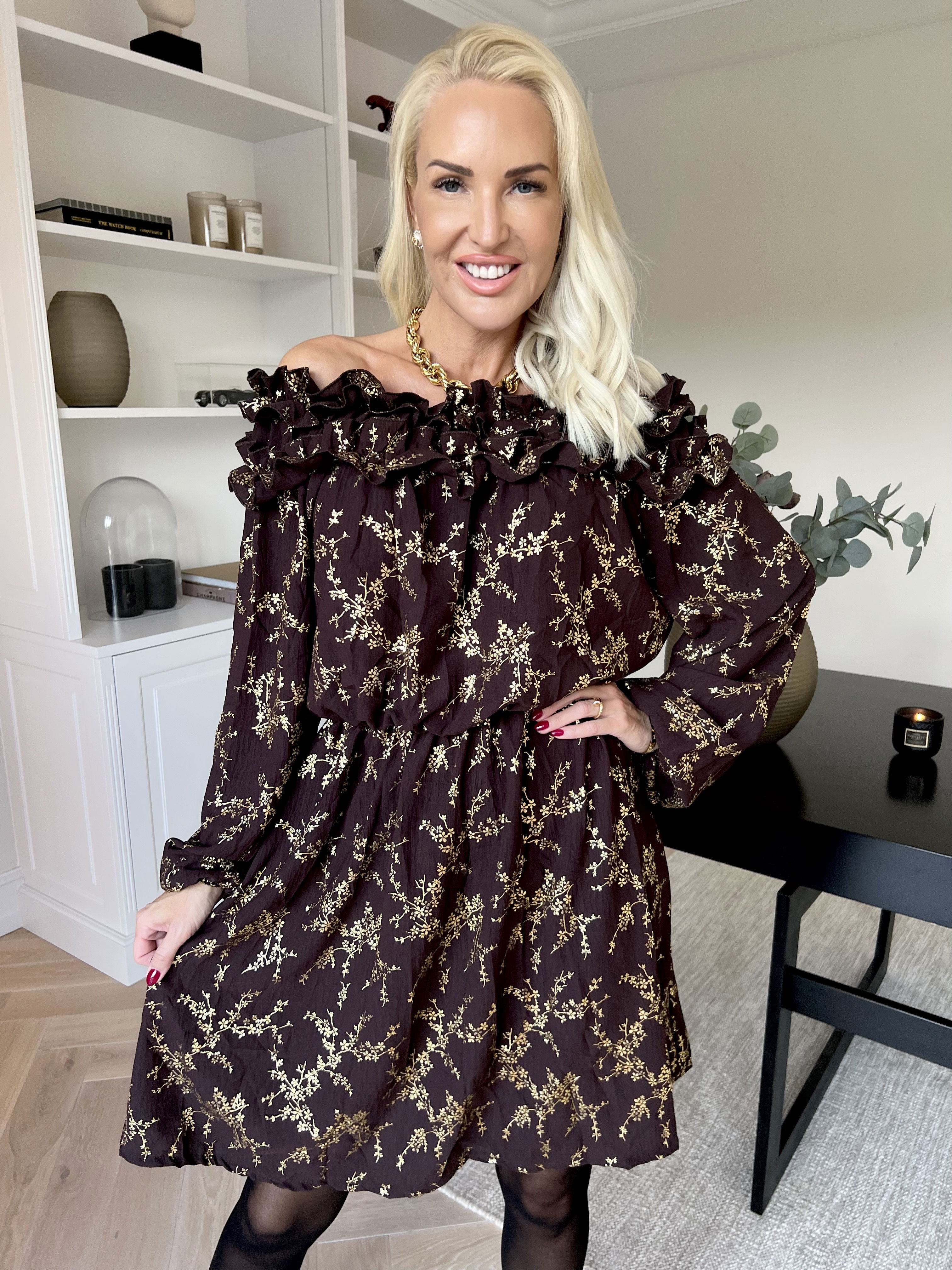 Chili Gold Fitted Dress - Kjole i guld print med flæsekant og elastik i taljen