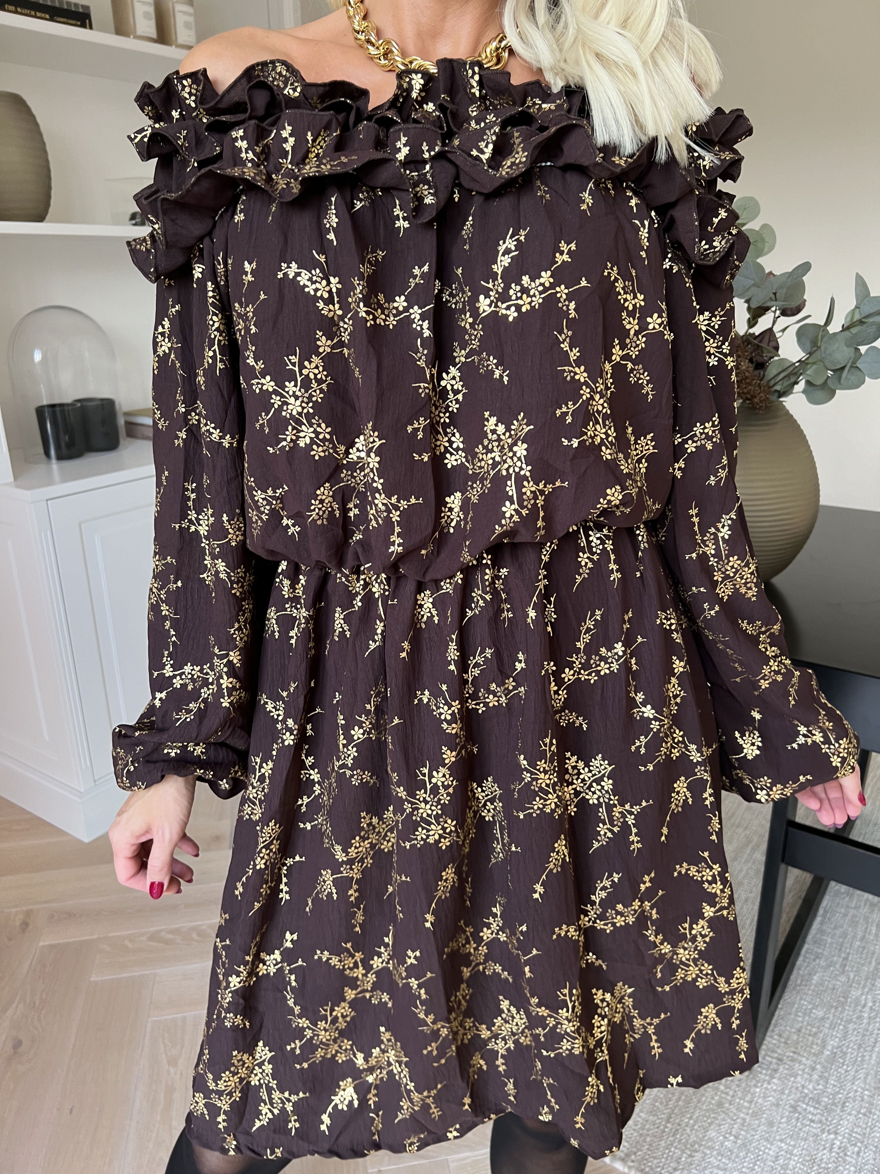 Chili Gold Fitted Dress - Kjole i guld print med flæsekant og elastik i taljen