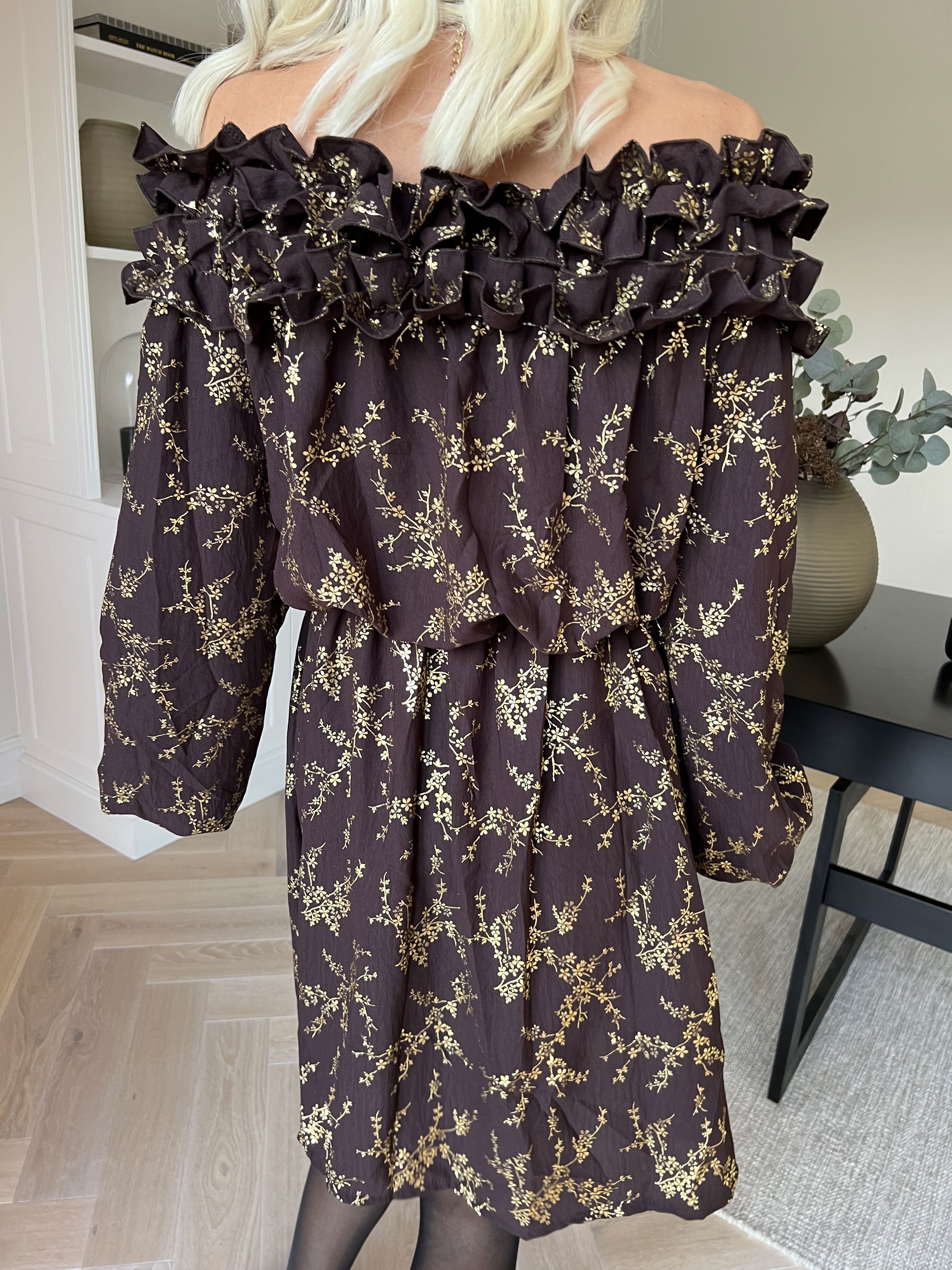 Chili Gold Fitted Dress - Kjole i guld print med flæsekant og elastik i taljen