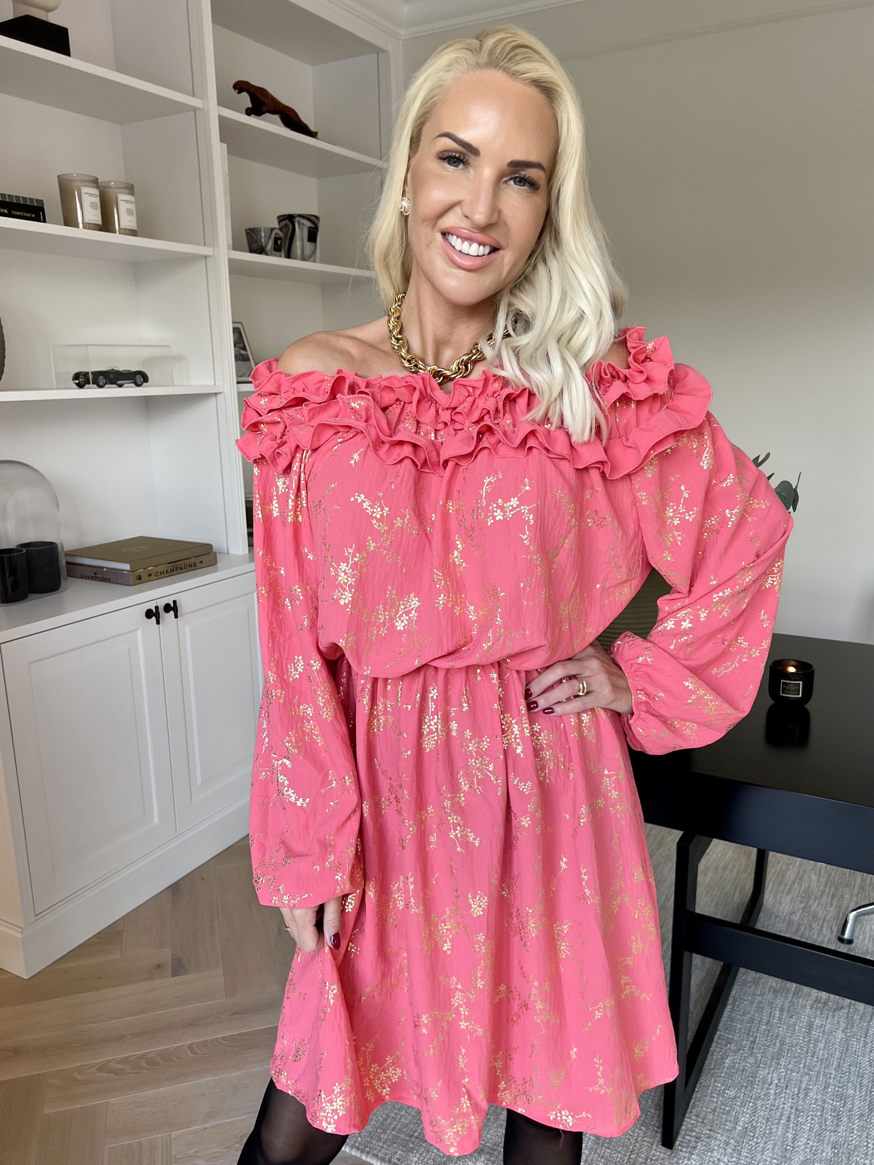 Chili Gold Fitted Dress - Kjole i guld print med flæsekant og elastik i taljen