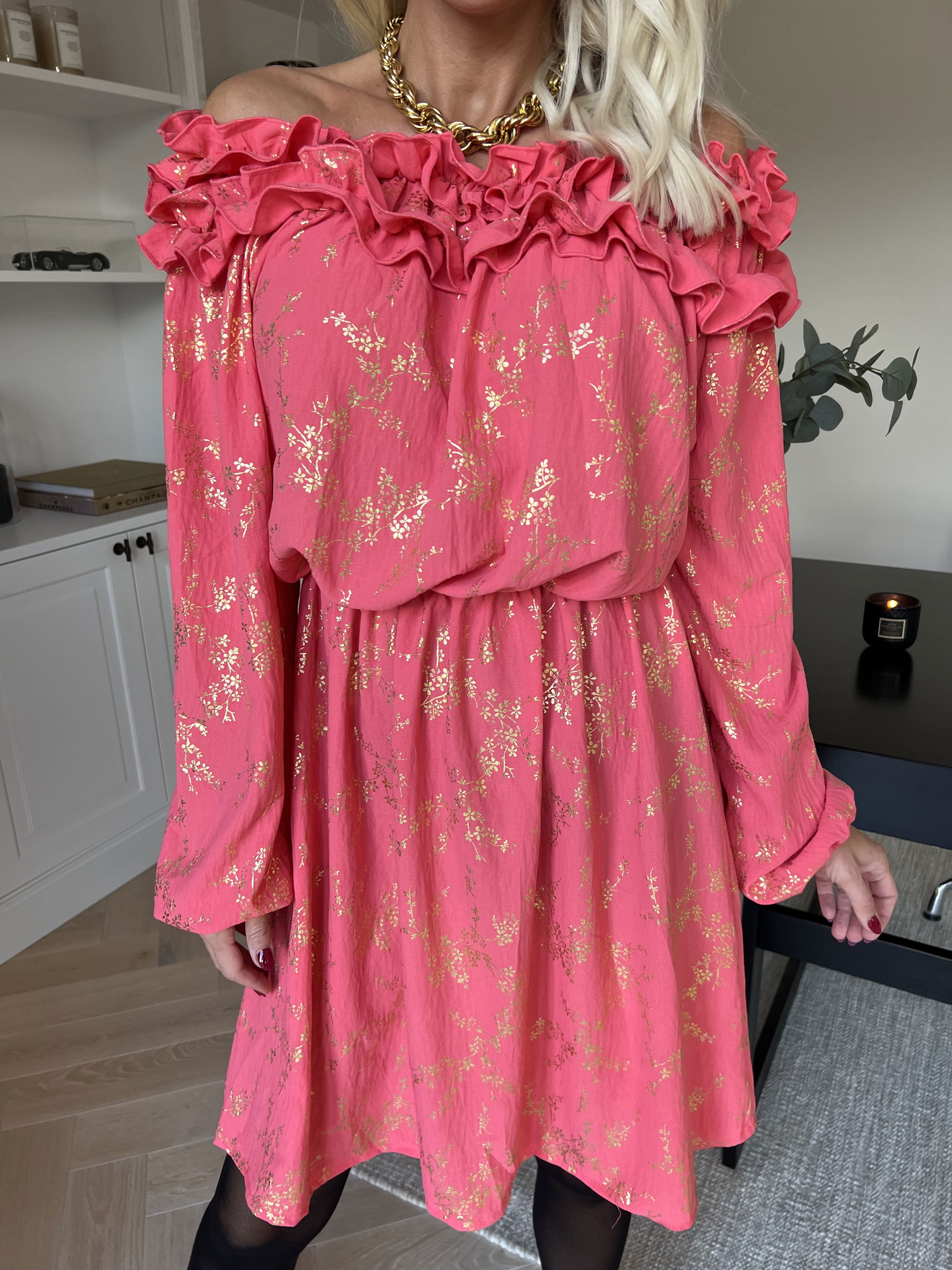 Chili Gold Fitted Dress - Kjole i guld print med flæsekant og elastik i taljen