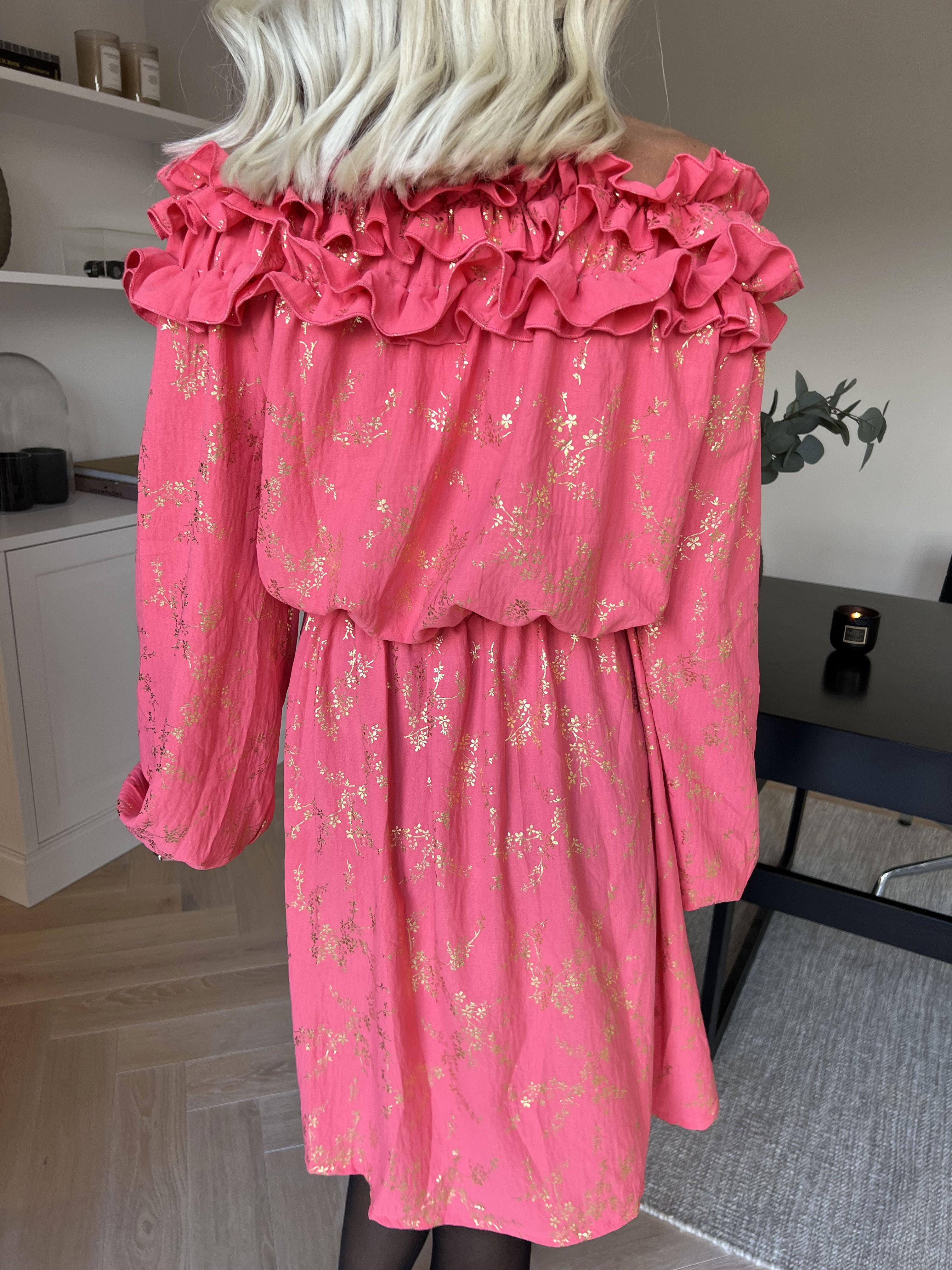 Chili Gold Fitted Dress - Kjole i guld print med flæsekant og elastik i taljen