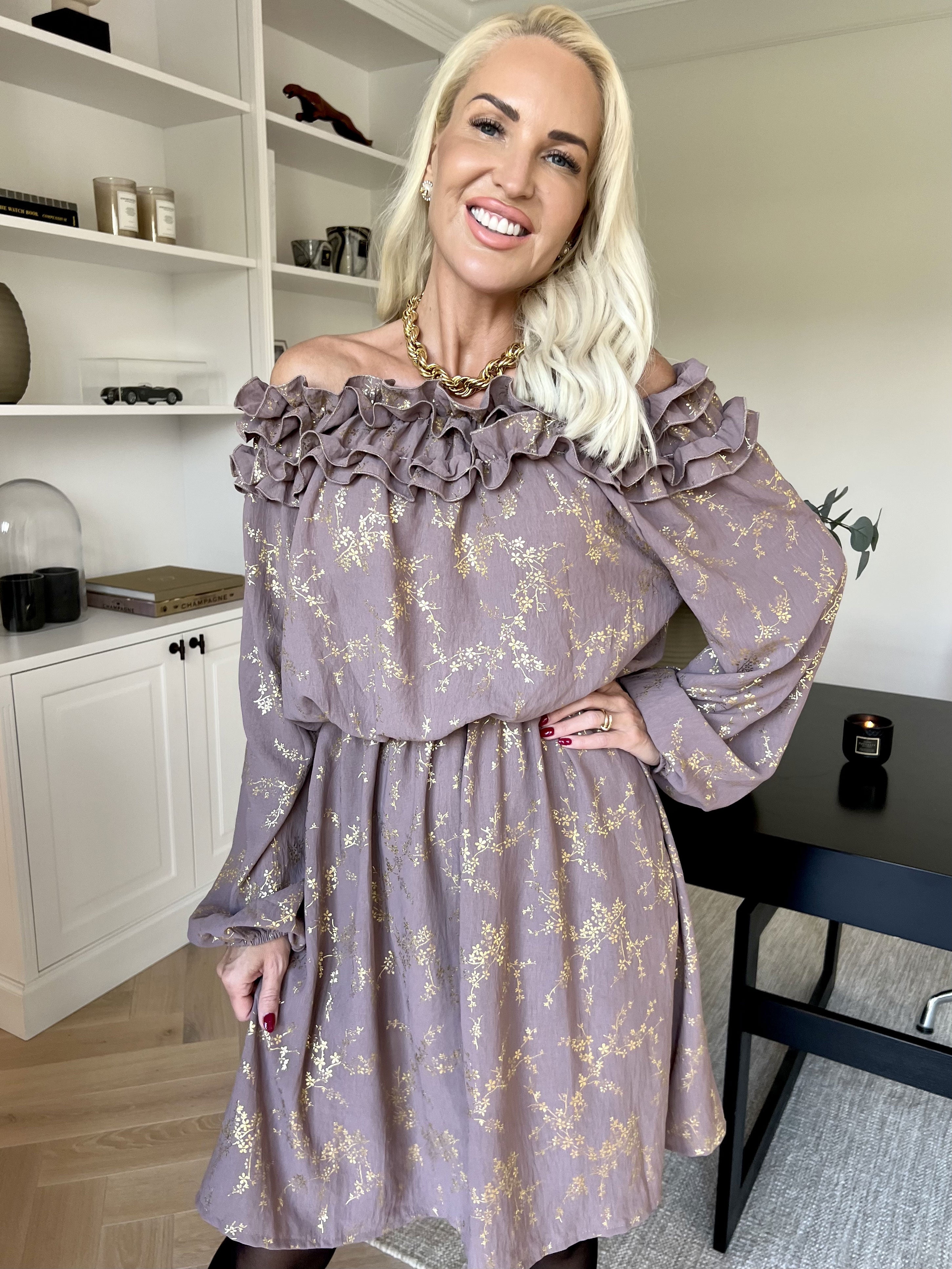 Chili Gold Fitted Dress - Kjole i guld print med flæsekant og elastik i taljen