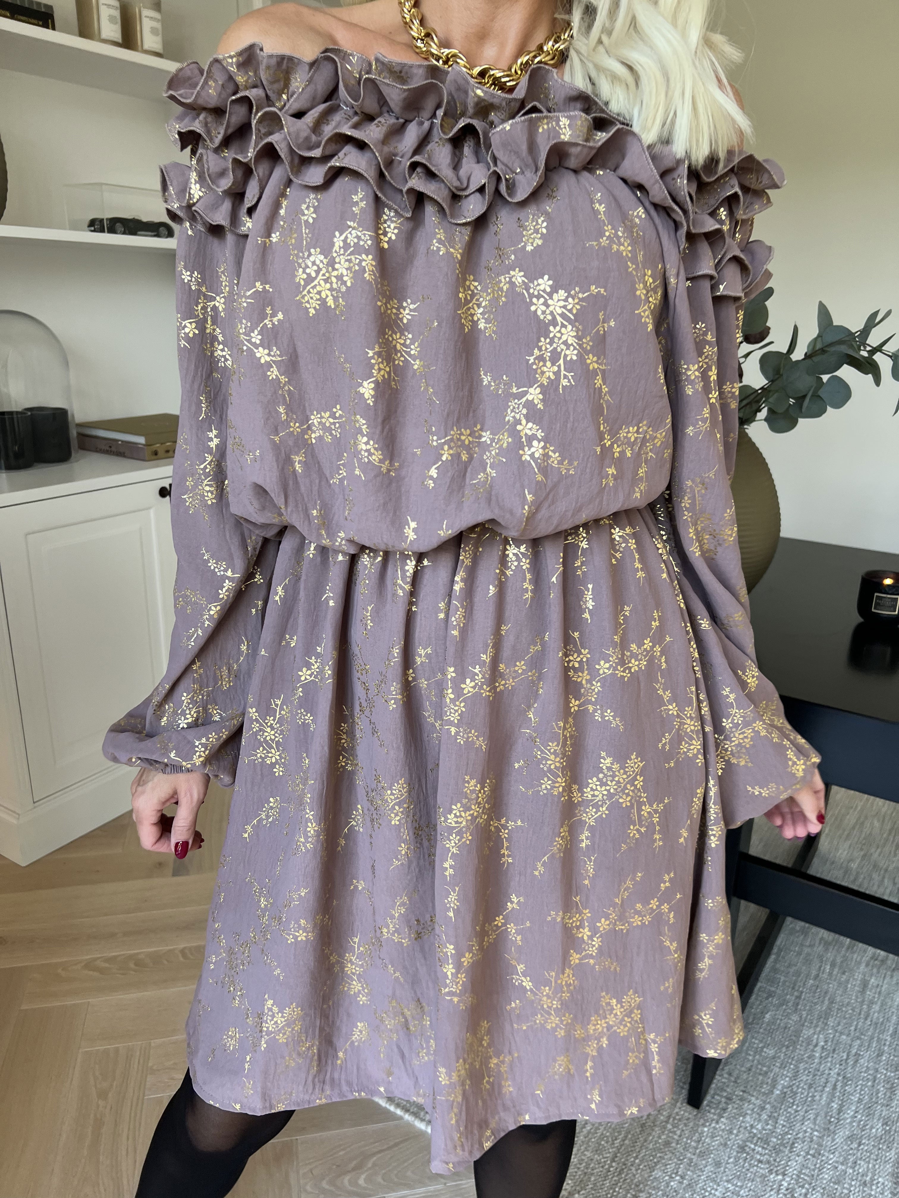 Chili Gold Fitted Dress - Kjole i guld print med flæsekant og elastik i taljen