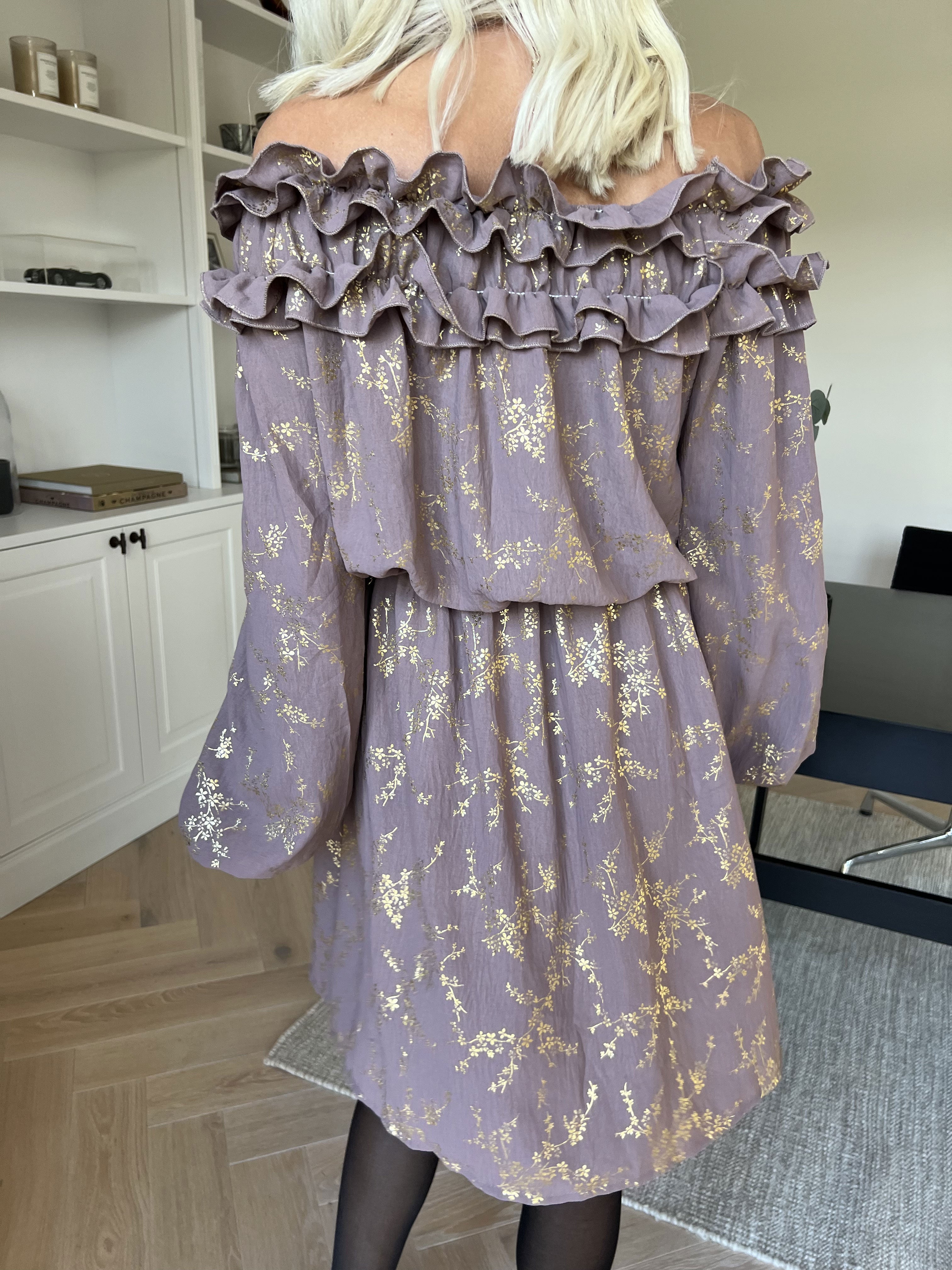 Chili Gold Fitted Dress - Kjole i guld print med flæsekant og elastik i taljen