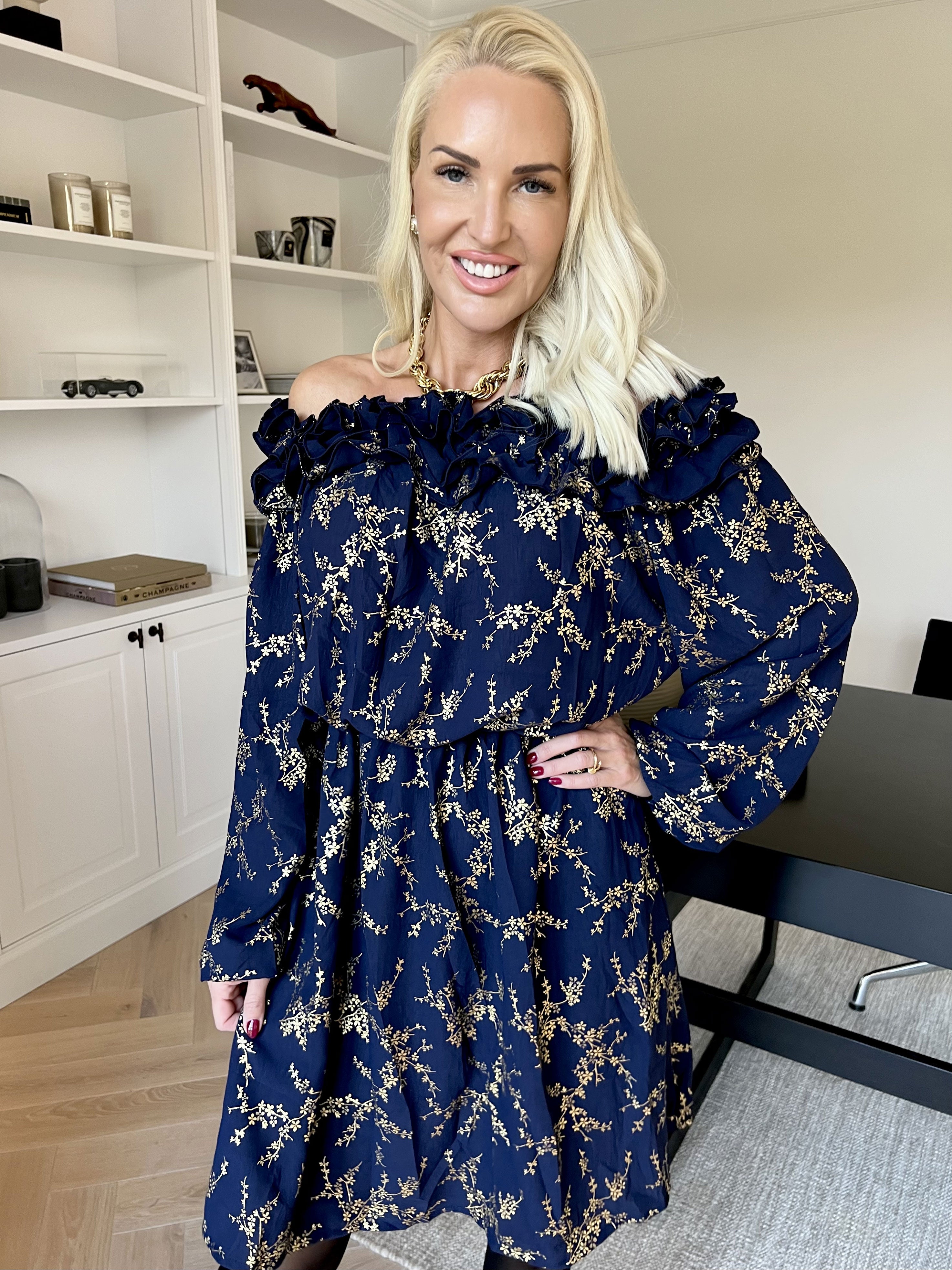 Chili Gold Fitted Dress - Kjole i guld print med flæsekant og elastik i taljen