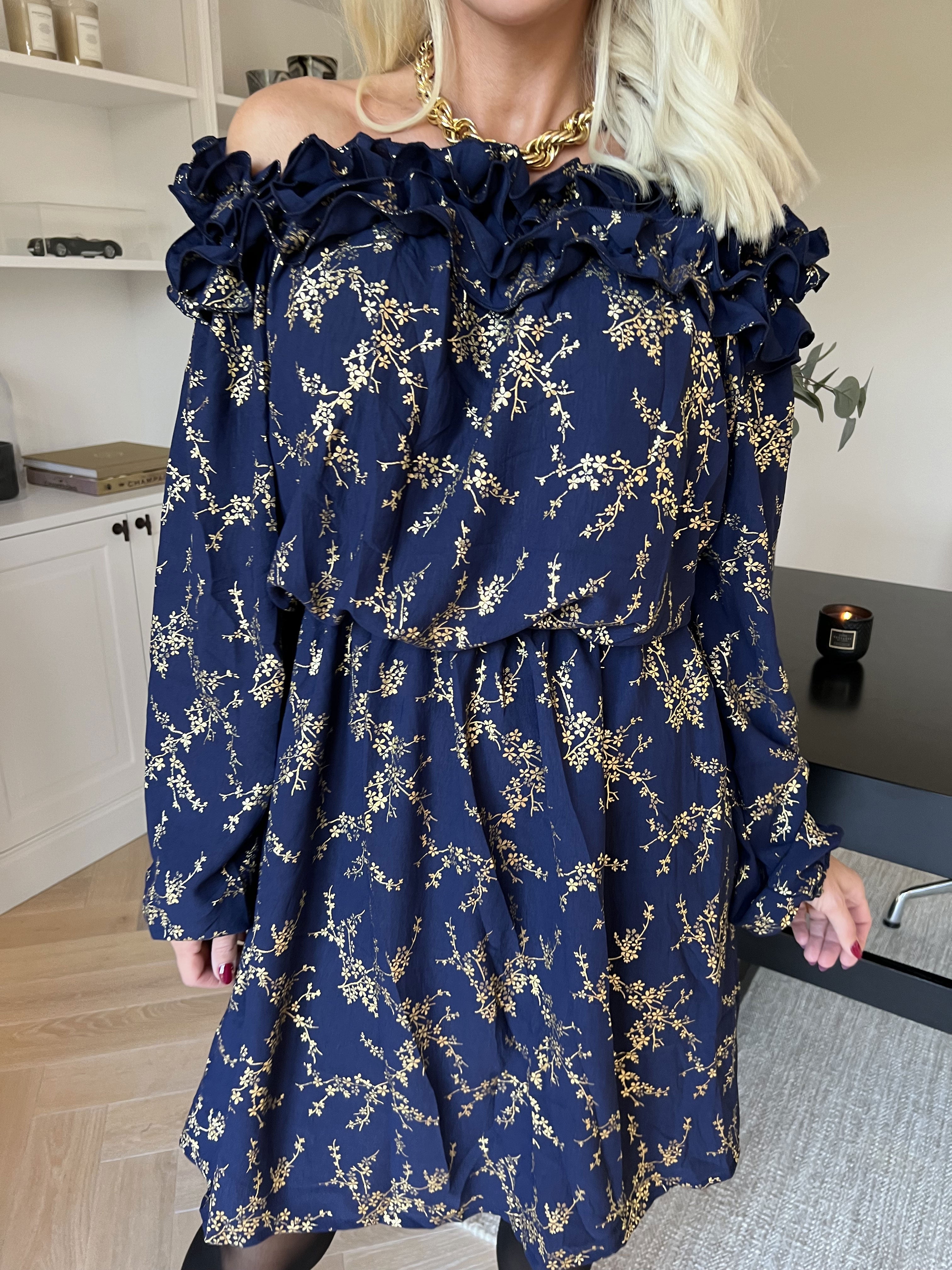 Chili Gold Fitted Dress - Kjole i guld print med flæsekant og elastik i taljen