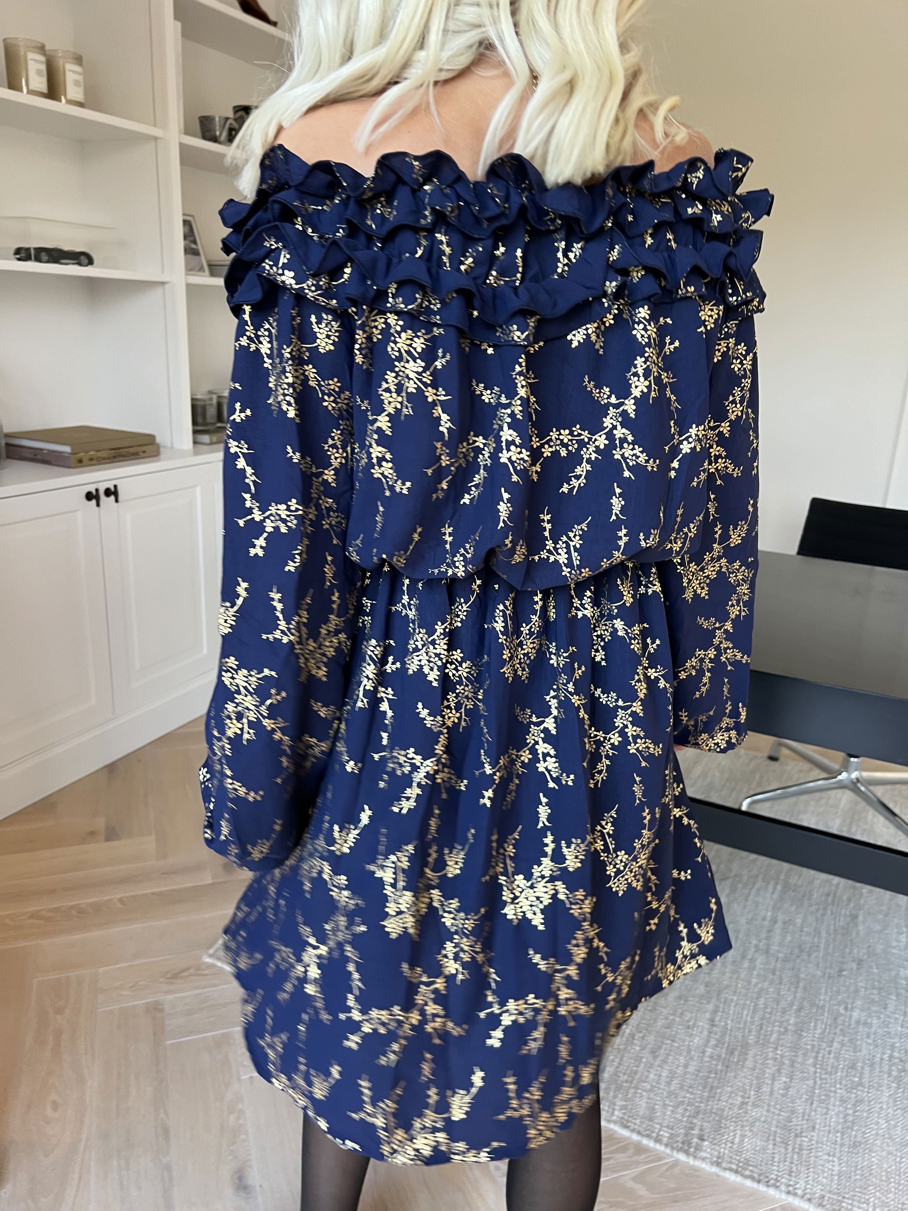 Chili Gold Fitted Dress - Kjole i guld print med flæsekant og elastik i taljen