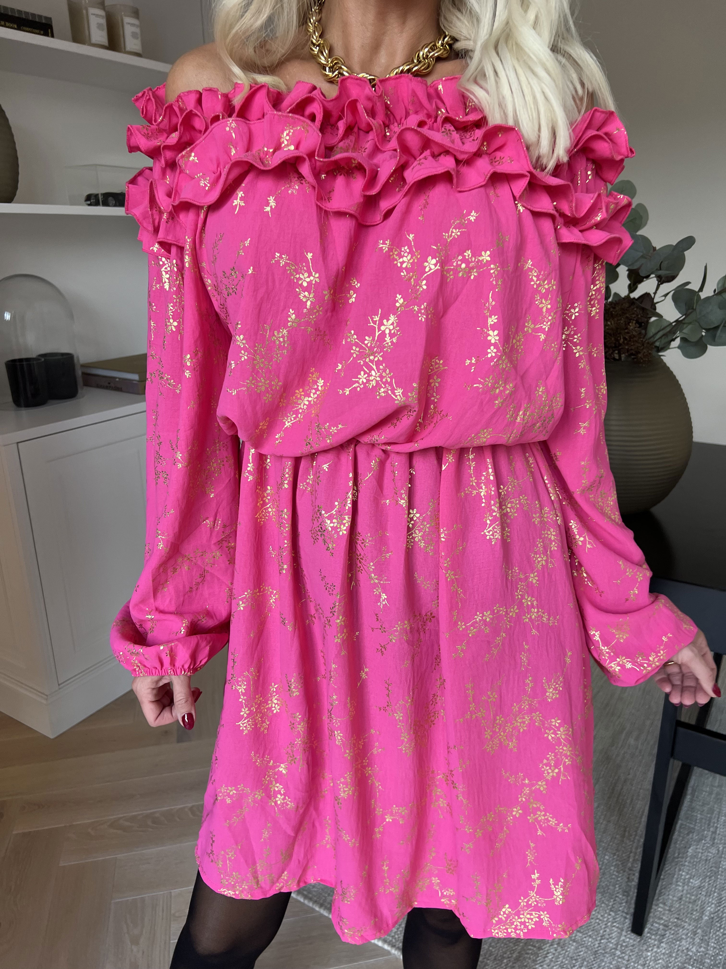 Chili Gold Fitted Dress - Kjole i guld print med flæsekant og elastik i taljen