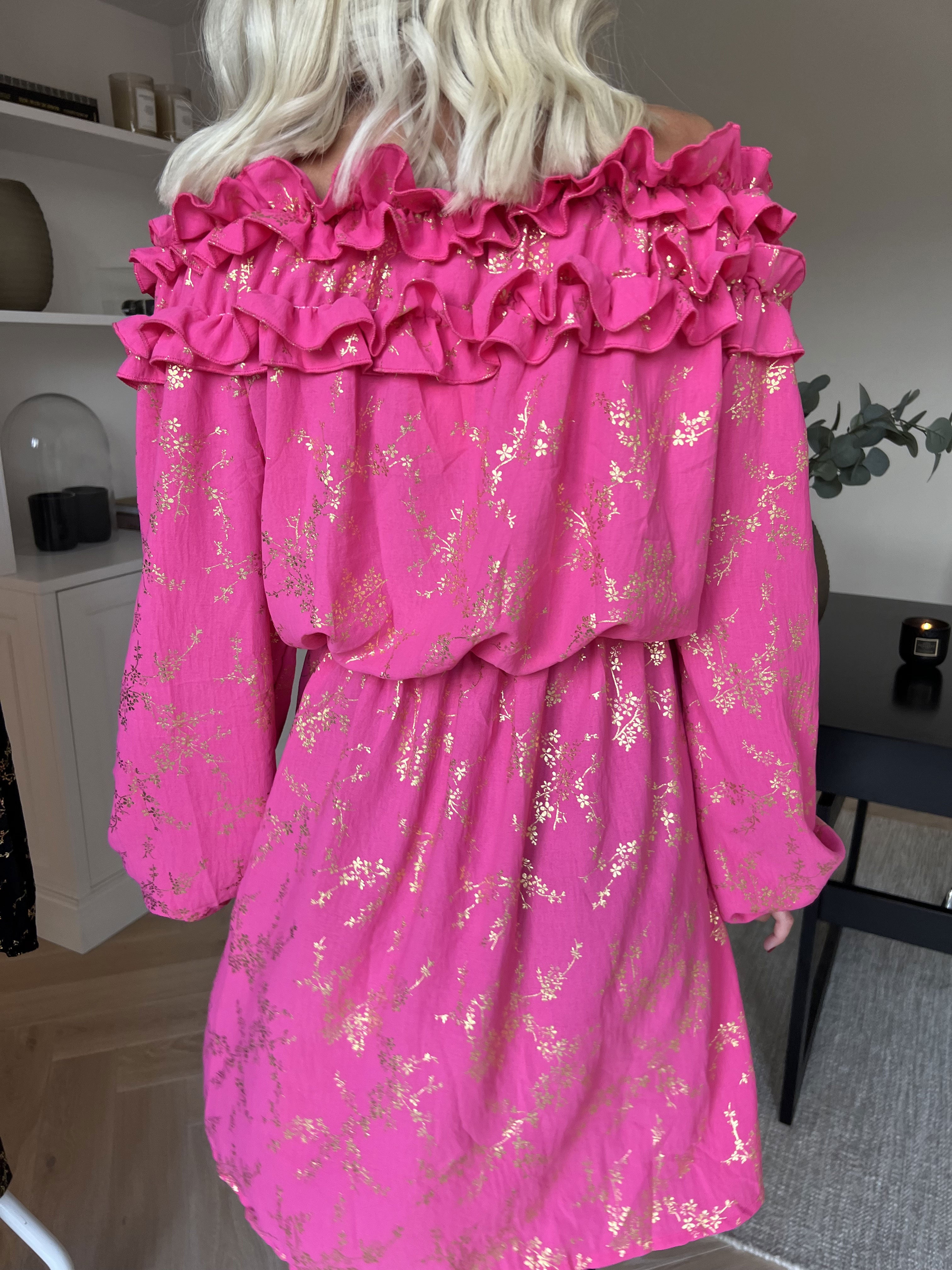 Chili Gold Fitted Dress - Kjole i guld print med flæsekant og elastik i taljen