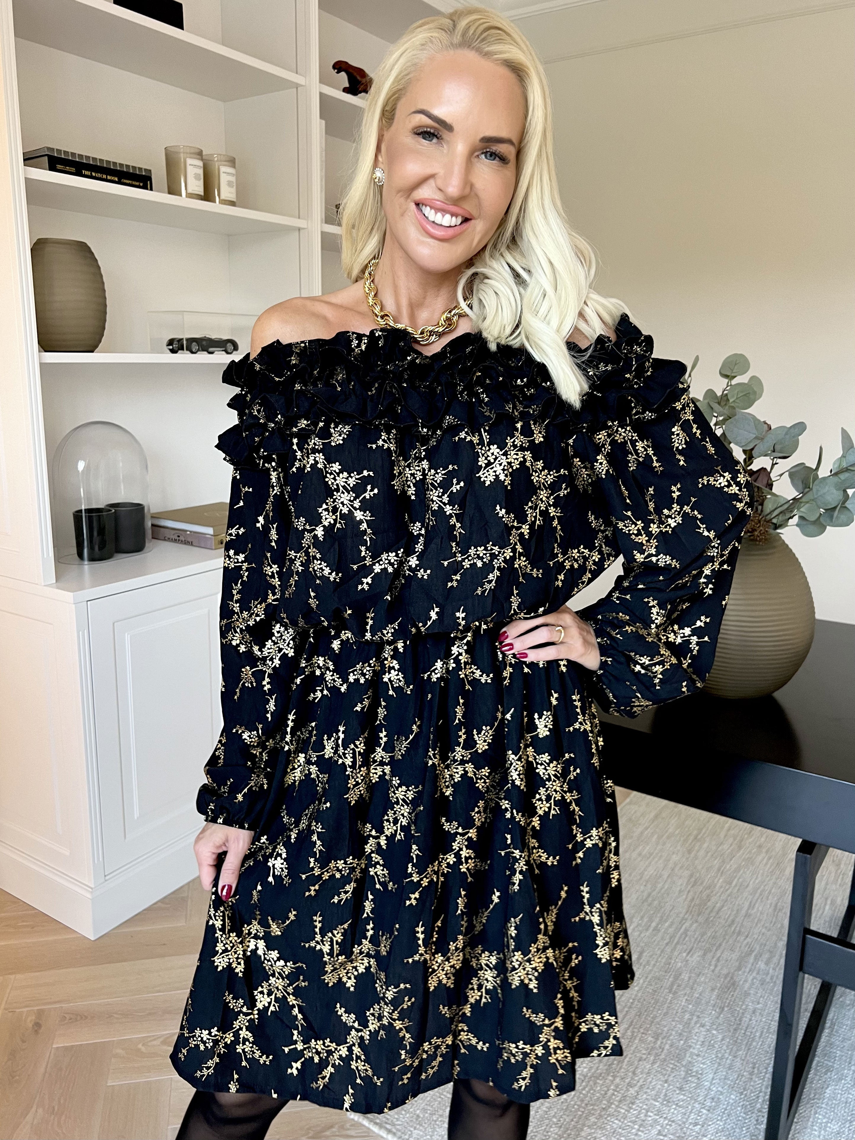 Chili Gold Fitted Dress - Kjole i guld print med flæsekant og elastik i taljen