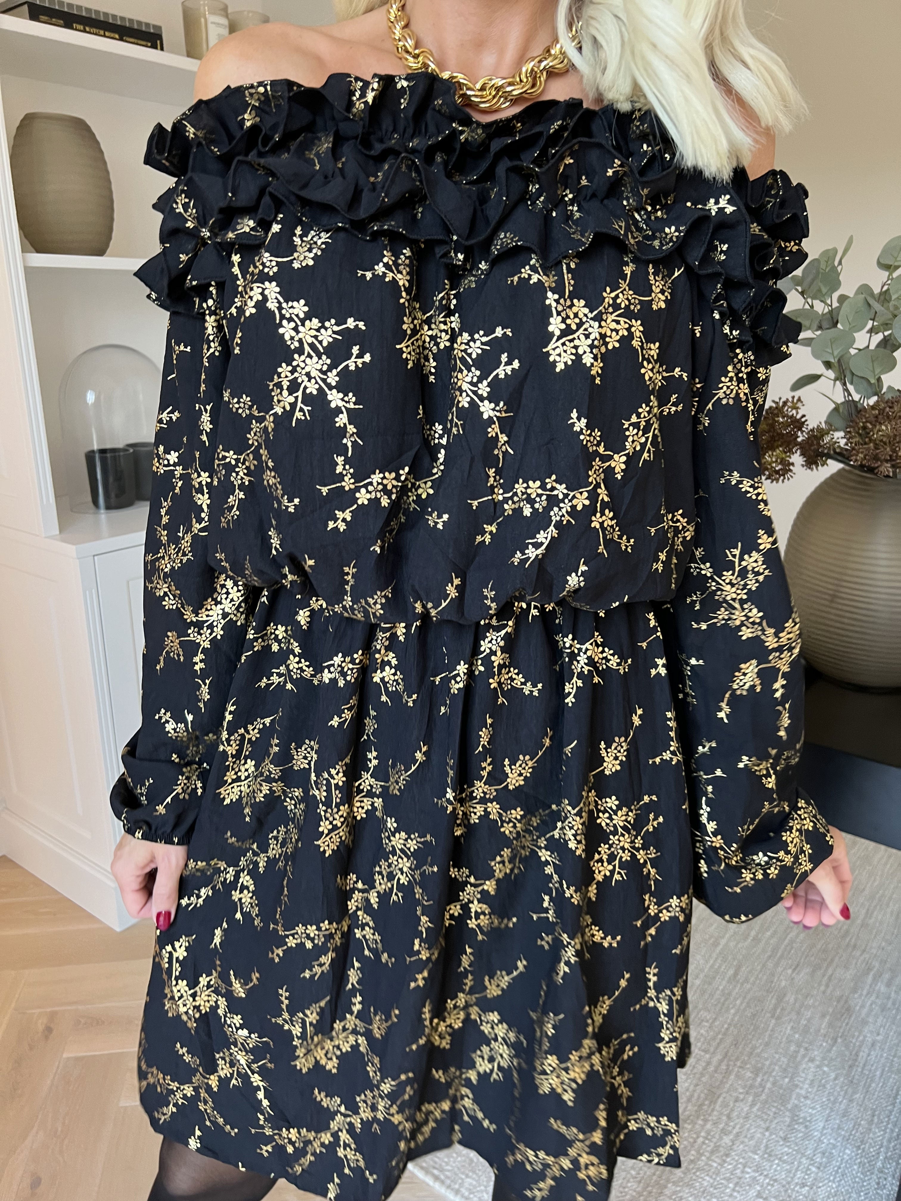 Chili Gold Fitted Dress - Kjole i guld print med flæsekant og elastik i taljen