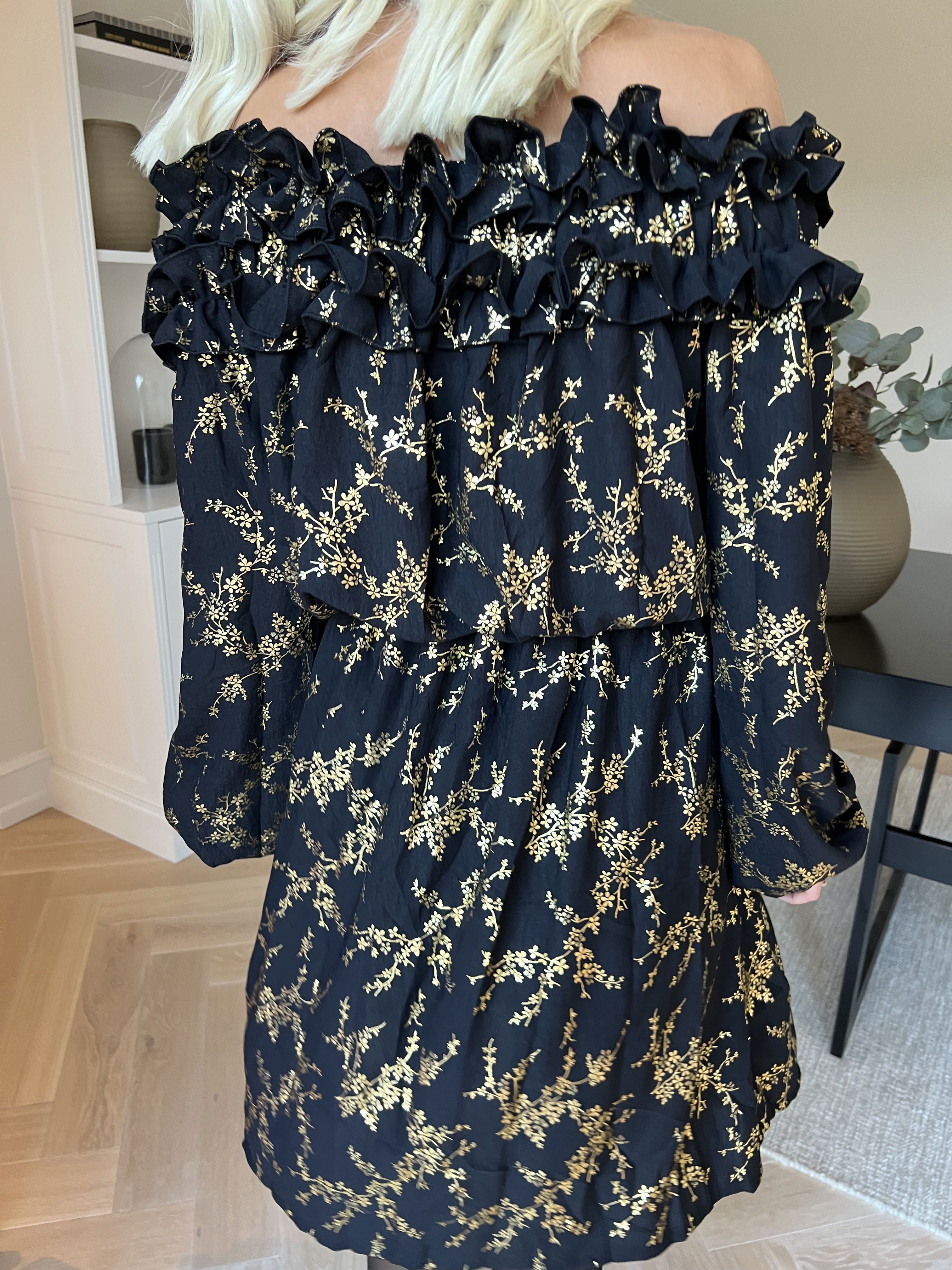 Chili Gold Fitted Dress - Kjole i guld print med flæsekant og elastik i taljen