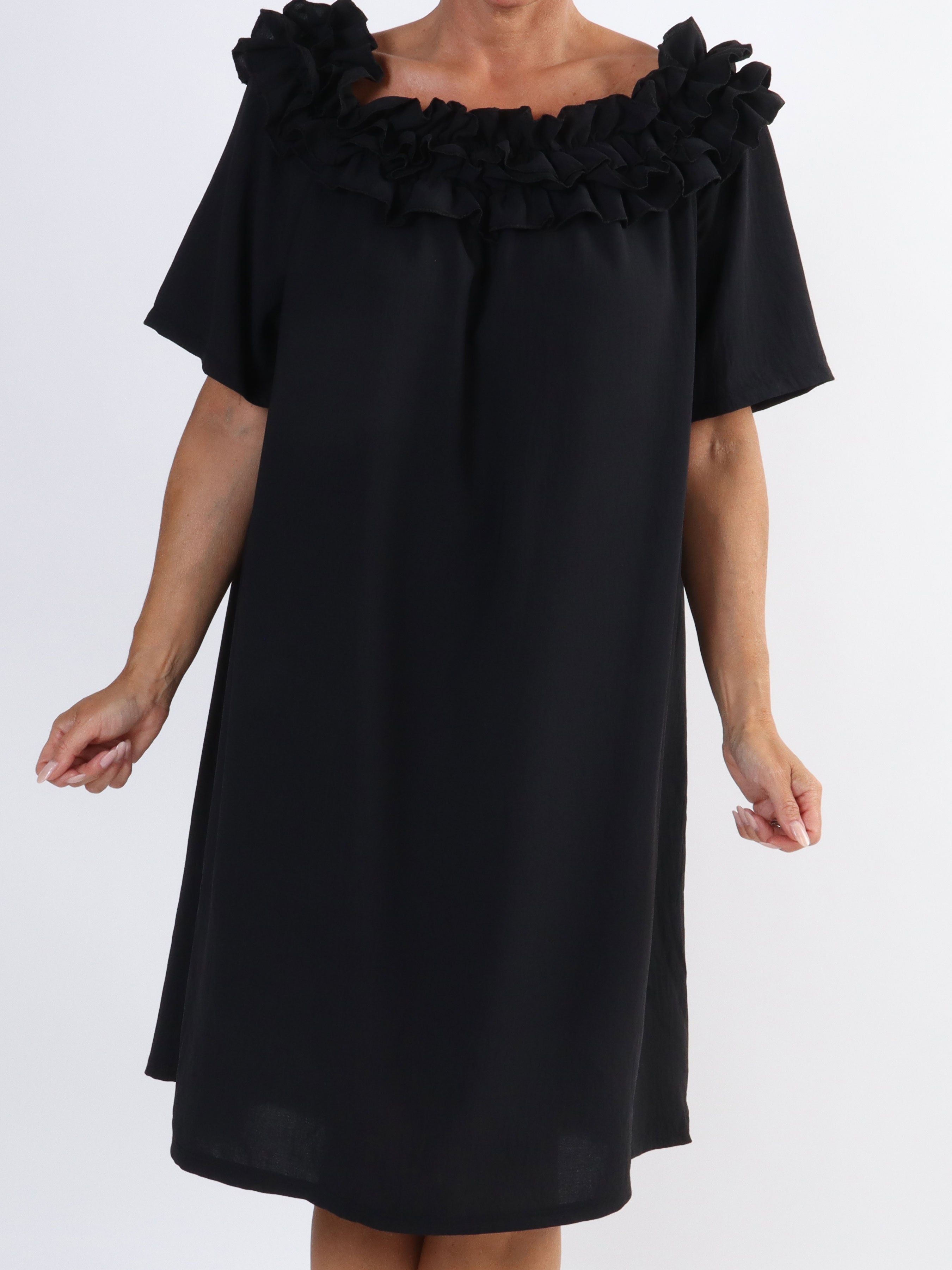 Chili Sleeveless Dress - Plus size kjole med flæser i udskæringen