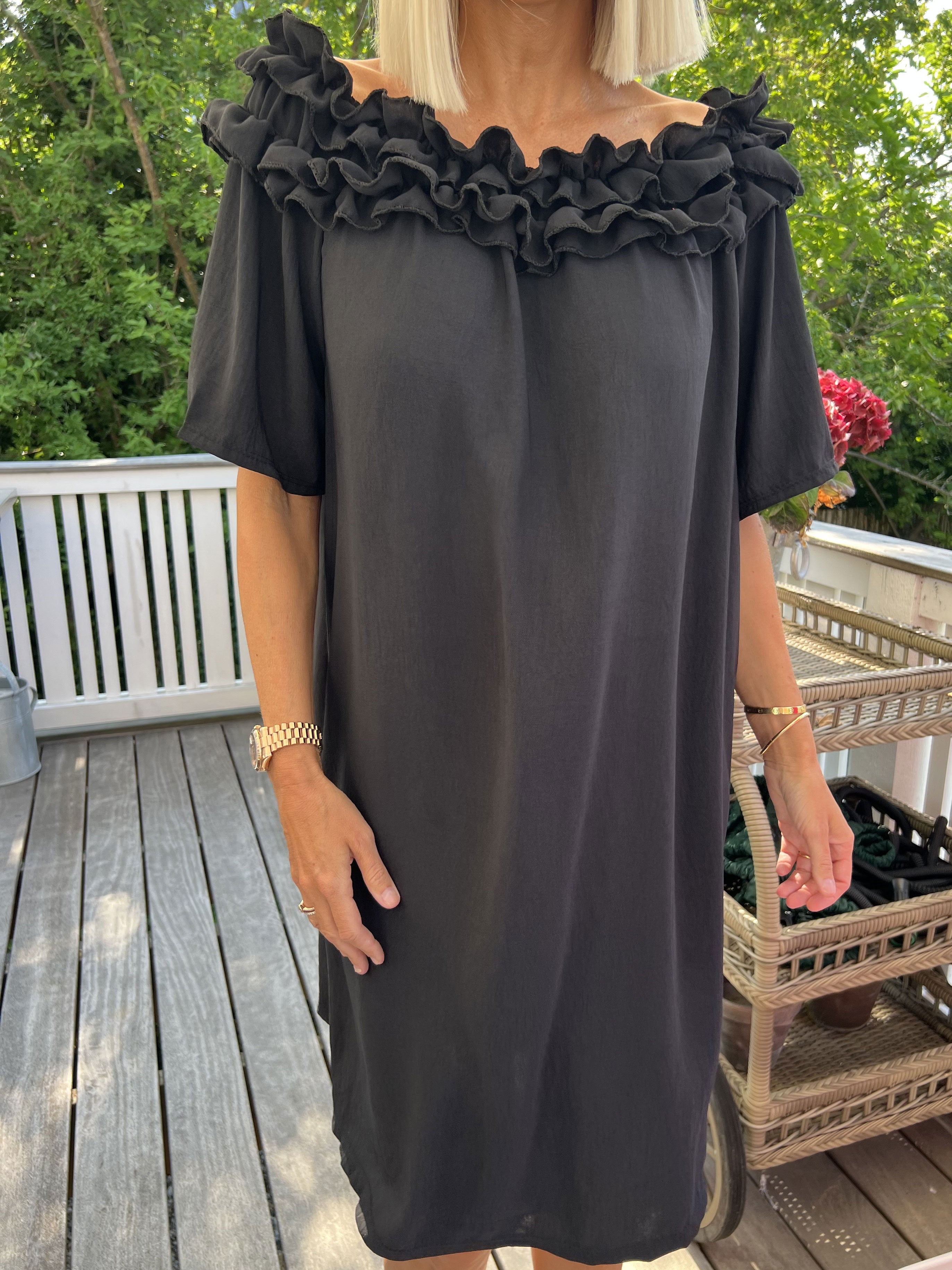 Chili Sleeveless Dress - Fineste kjole med flæser i udskæringen