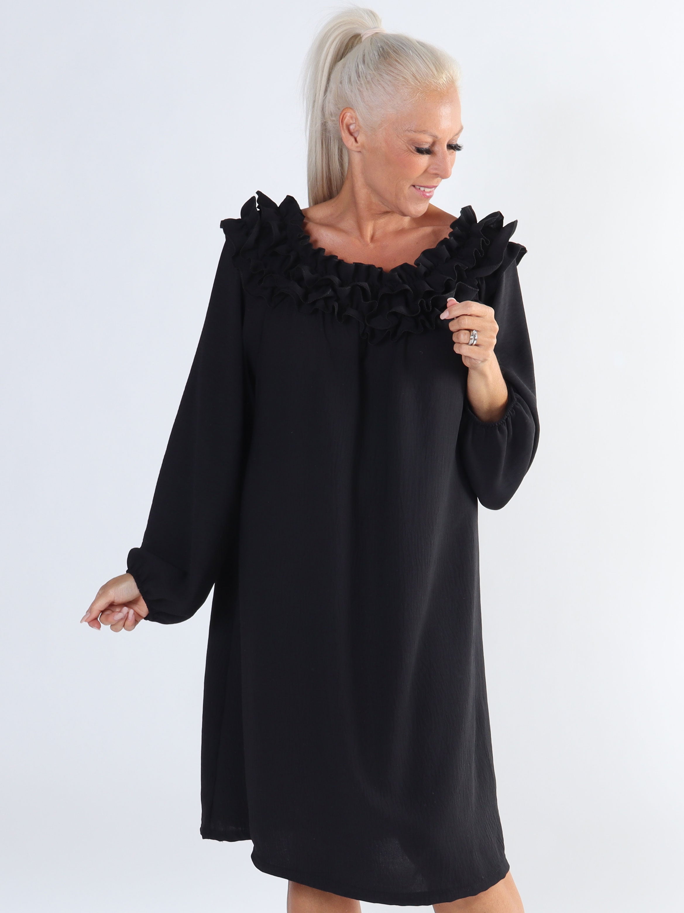 Chili Dress - Plus size kjole med lange ærmer og flæser