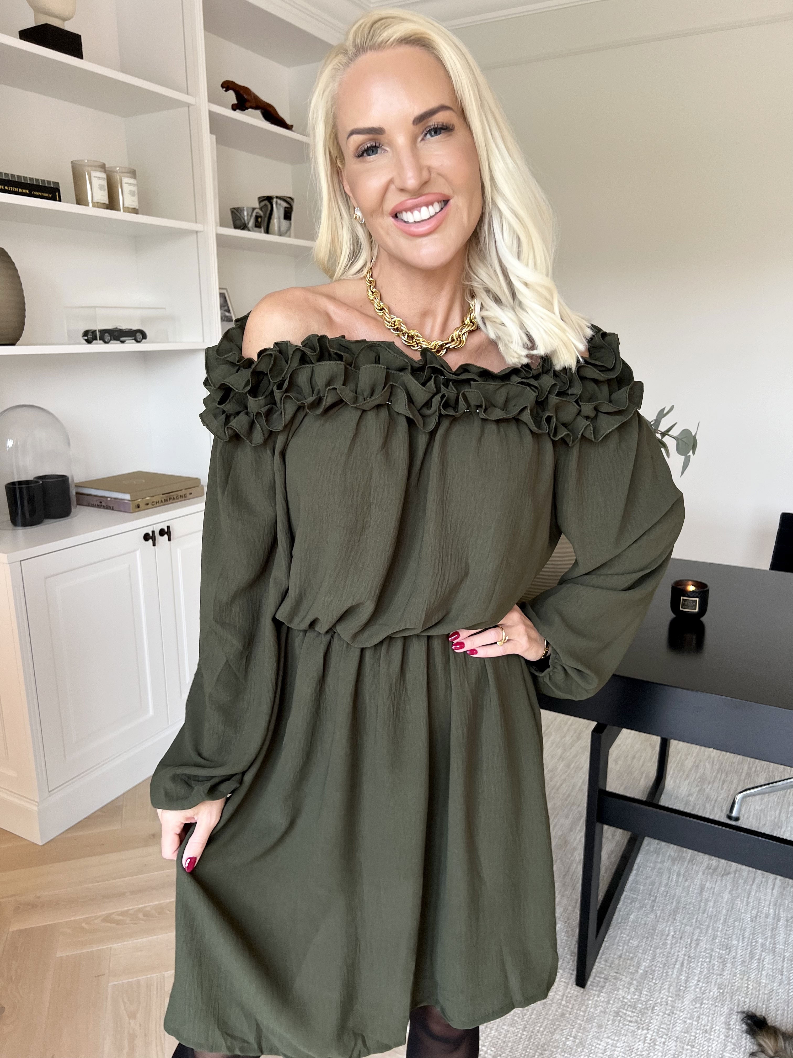 Chili Fitted Dress - Sød kjole med flæsekant og elastik i taljen