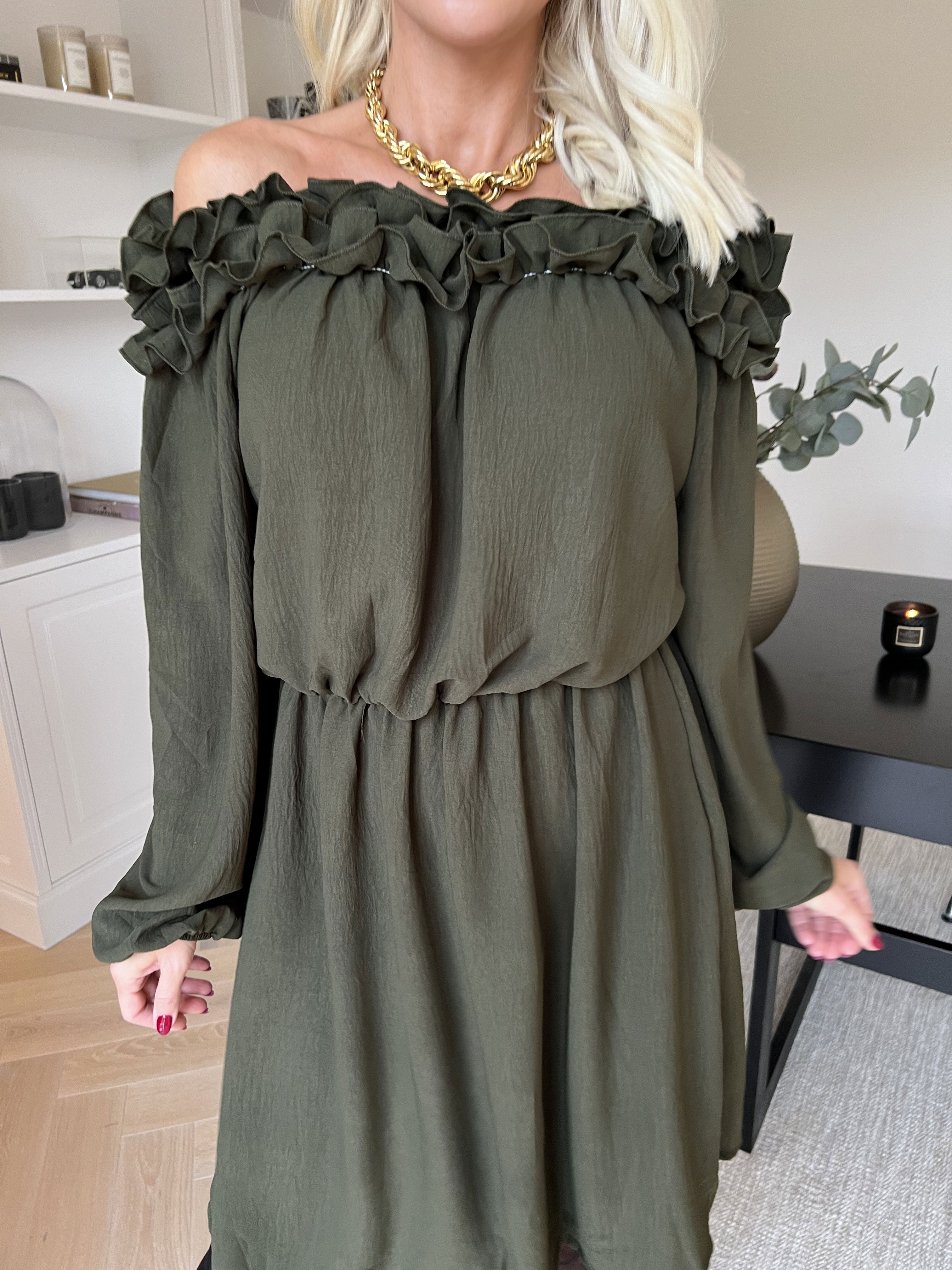 Chili Fitted Dress - Sød kjole med flæsekant og elastik i taljen