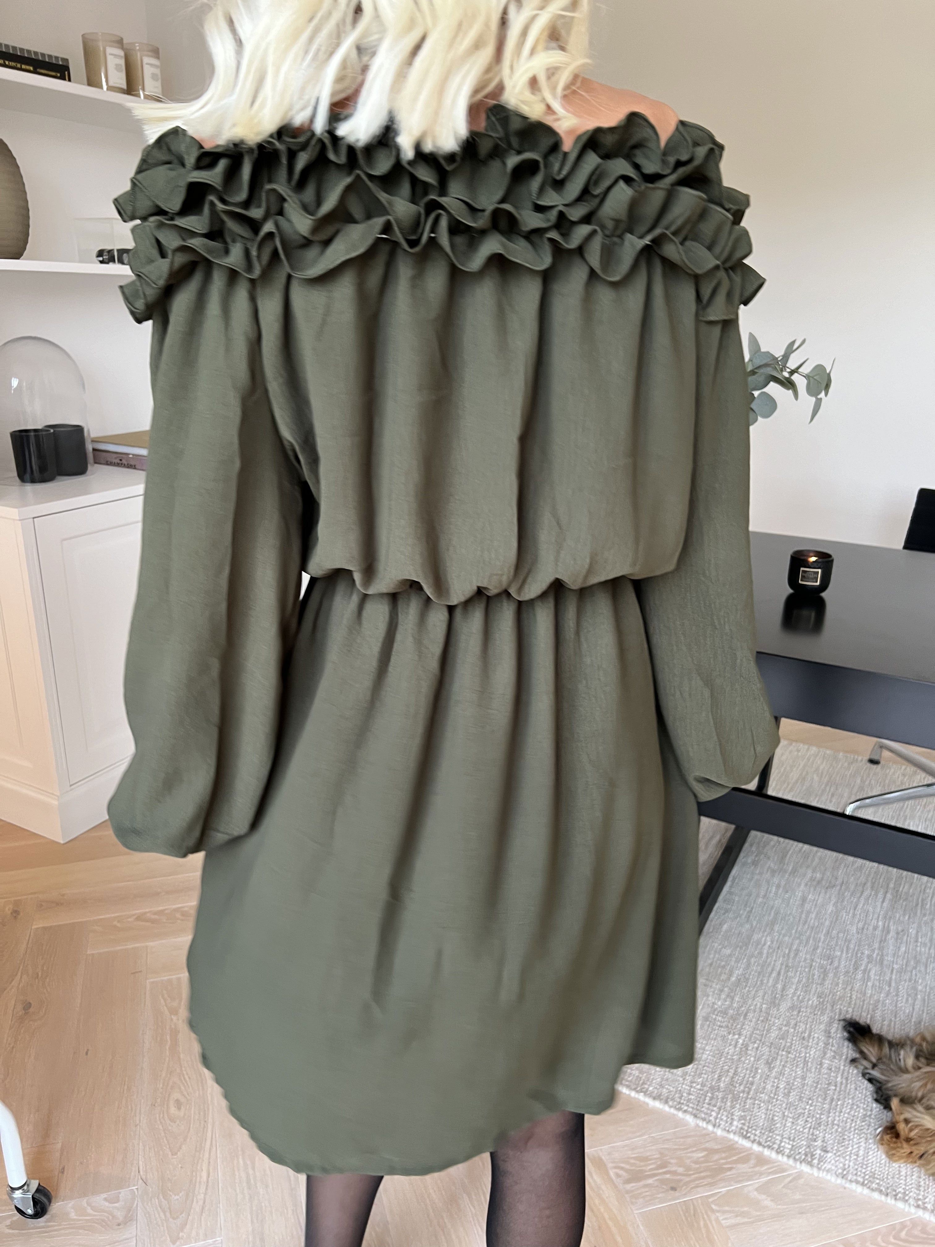 Chili Fitted Dress - Sød kjole med flæsekant og elastik i taljen