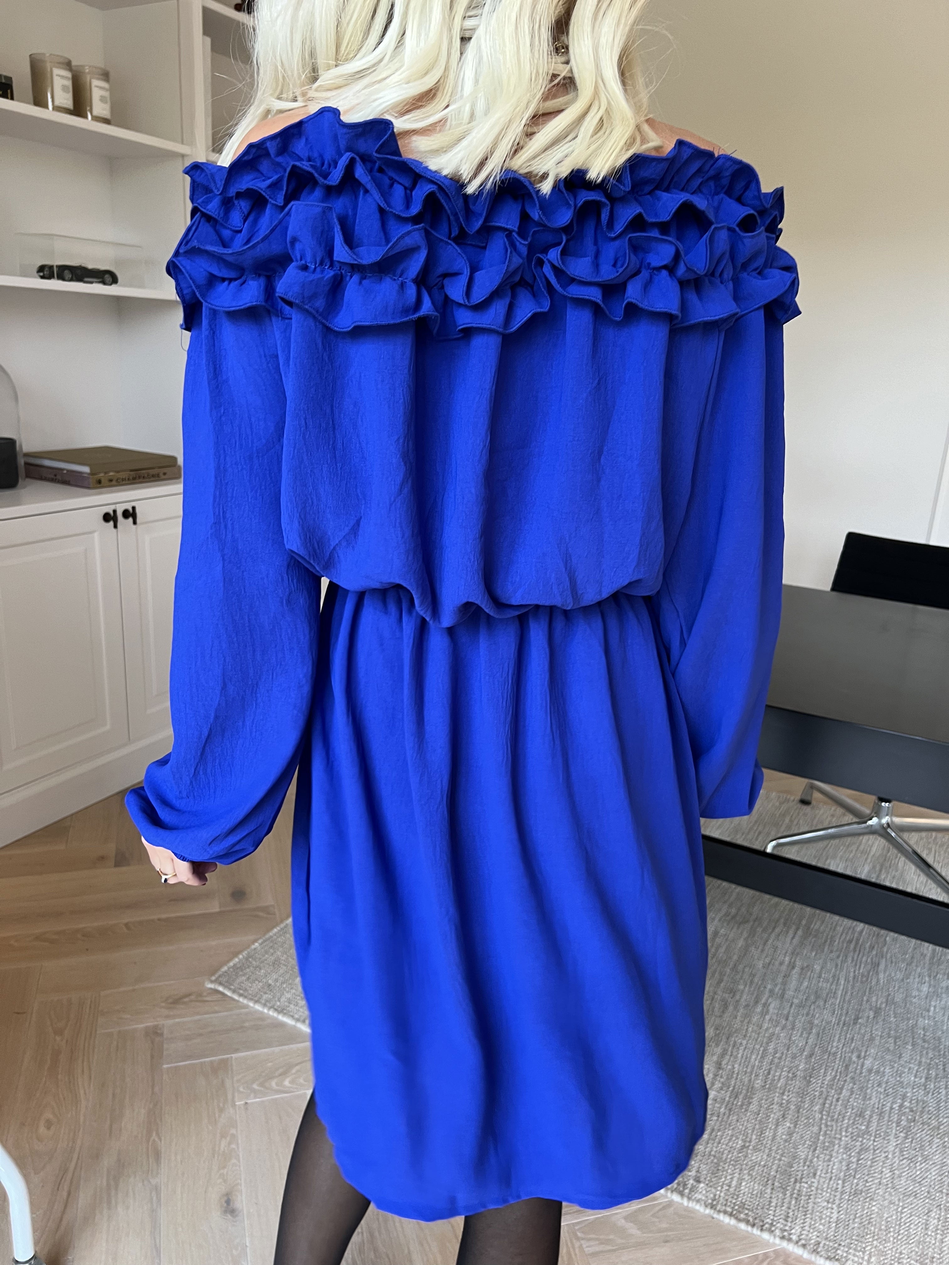 Chili Fitted Dress - Sød kjole med flæsekant og elastik i taljen