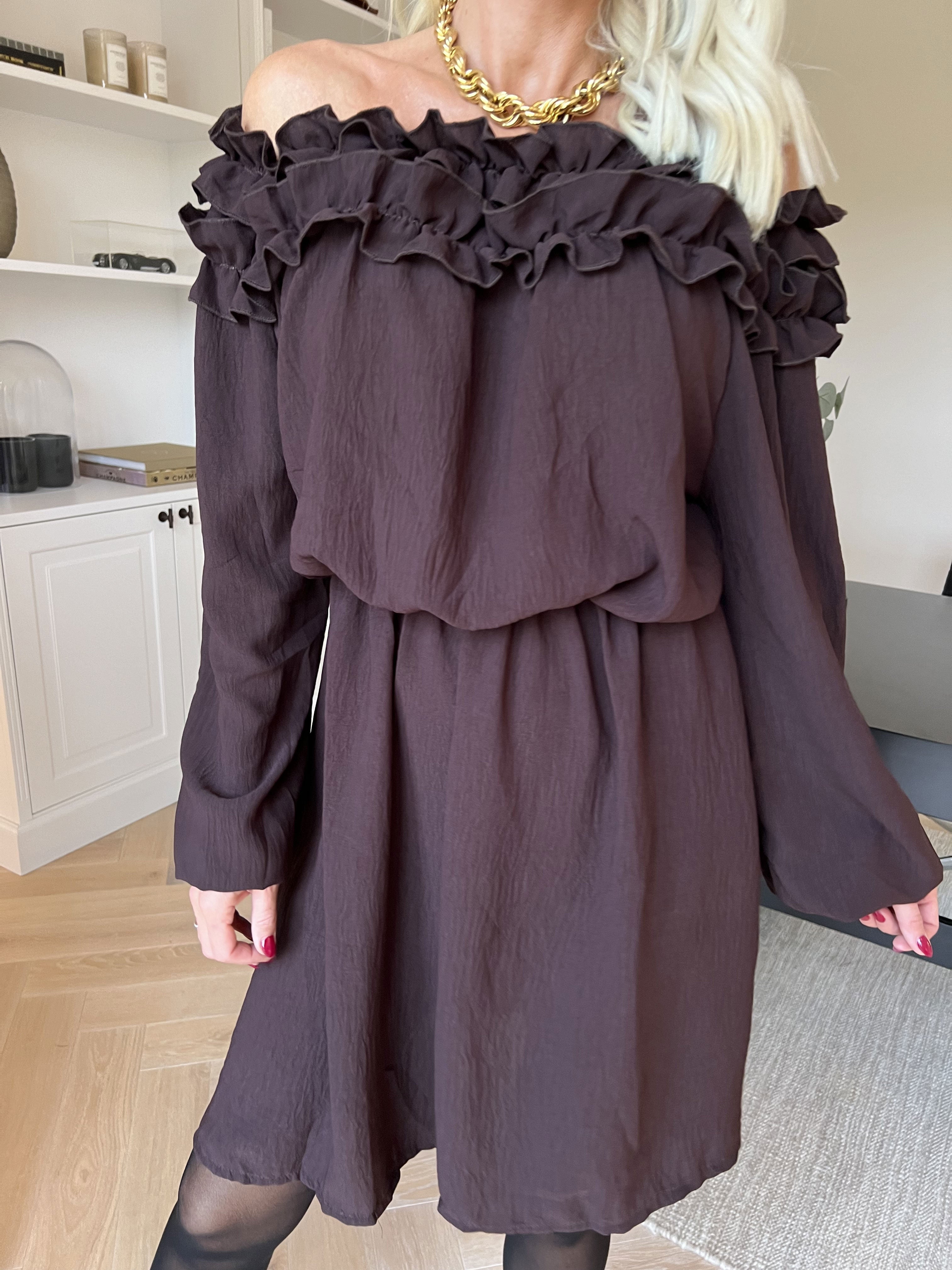 Chili Fitted Dress - Sød kjole med flæsekant og elastik i taljen