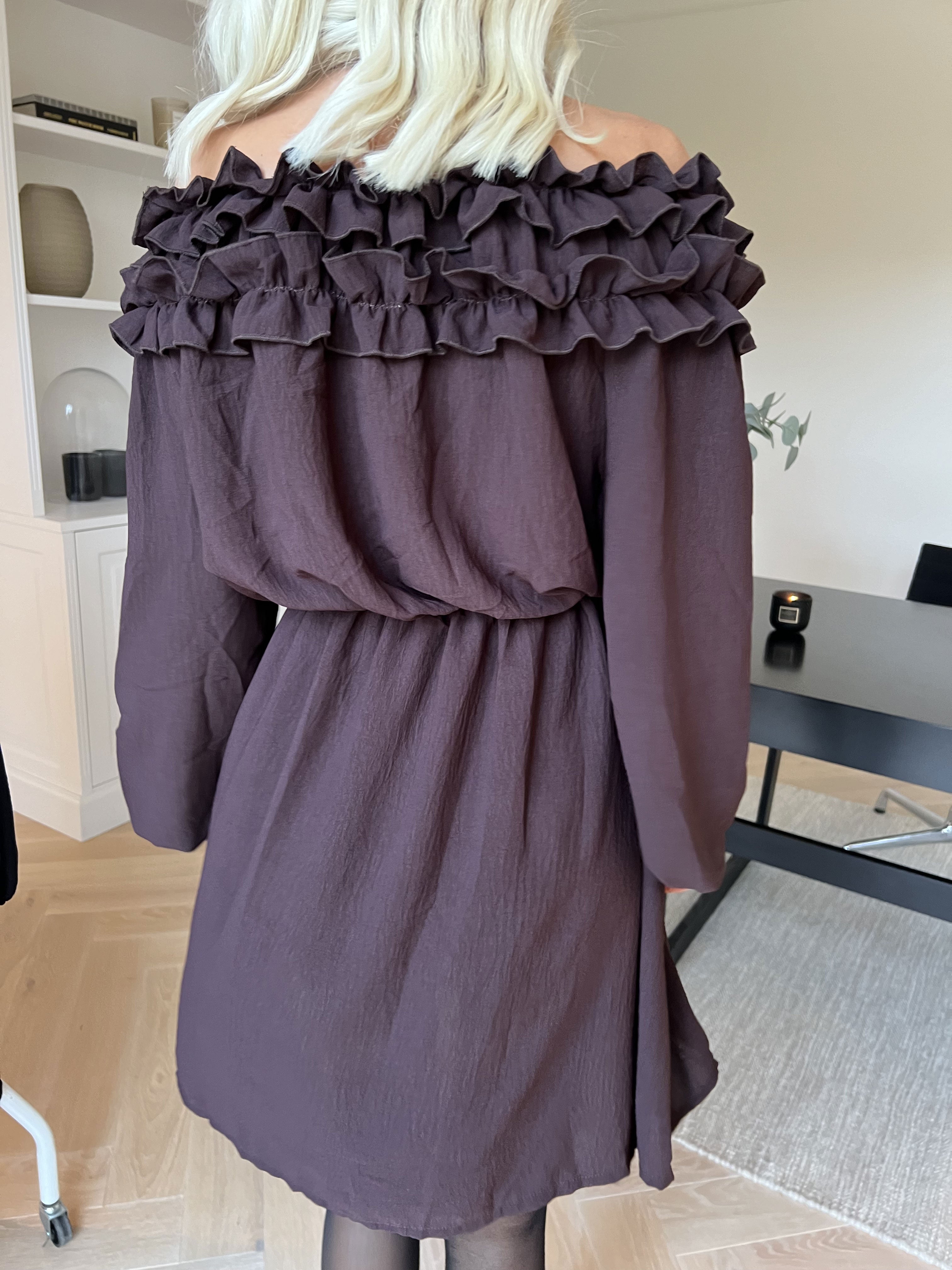 Chili Fitted Dress - Sød kjole med flæsekant og elastik i taljen