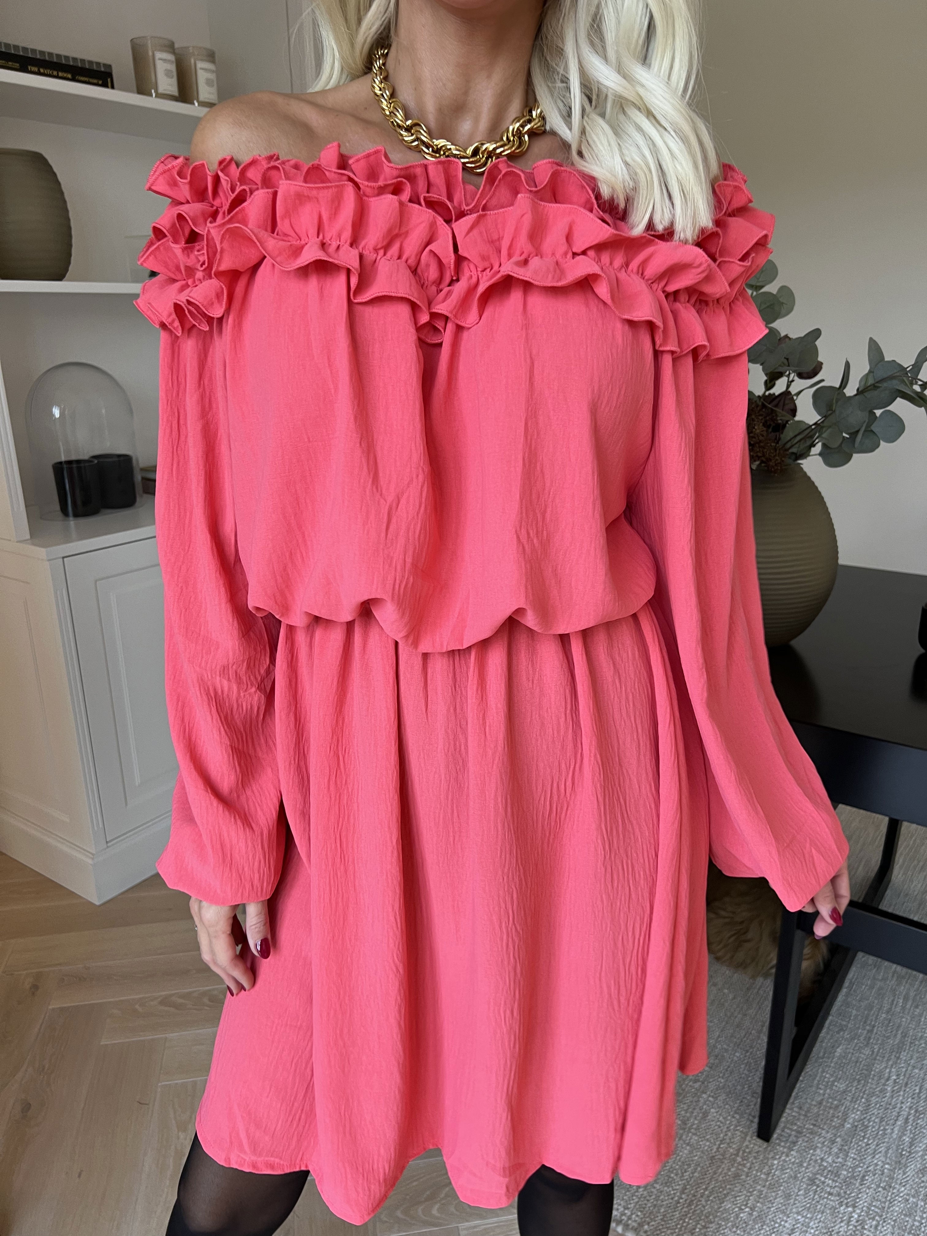 Chili Fitted Dress - Sød kjole med flæsekant og elastik i taljen