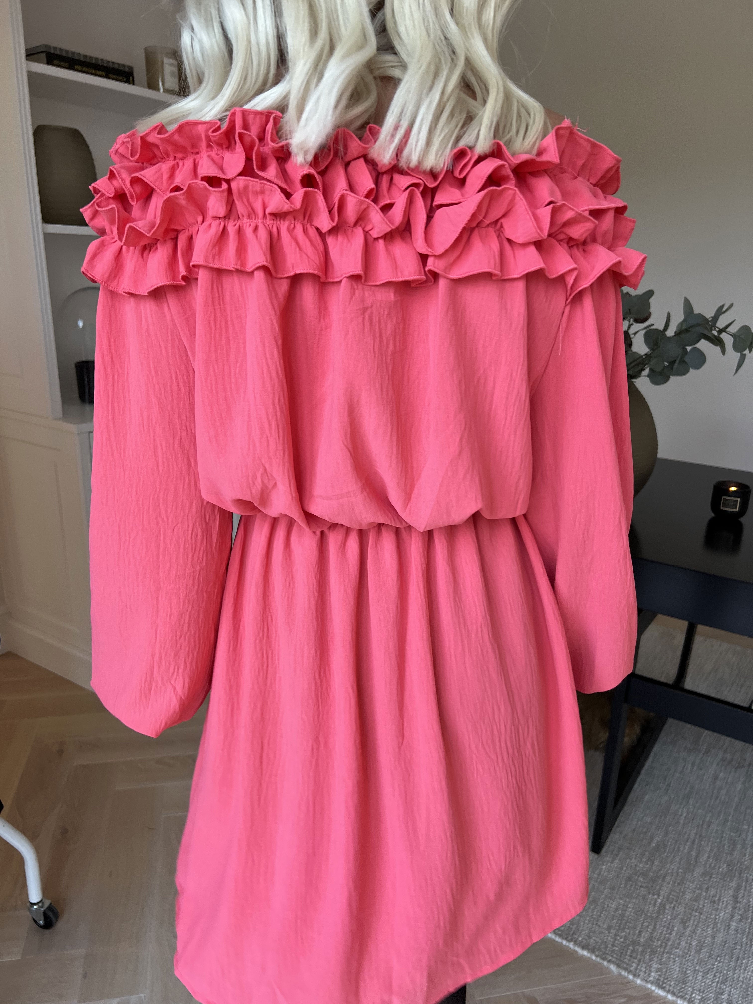 Chili Fitted Dress - Sød kjole med flæsekant og elastik i taljen