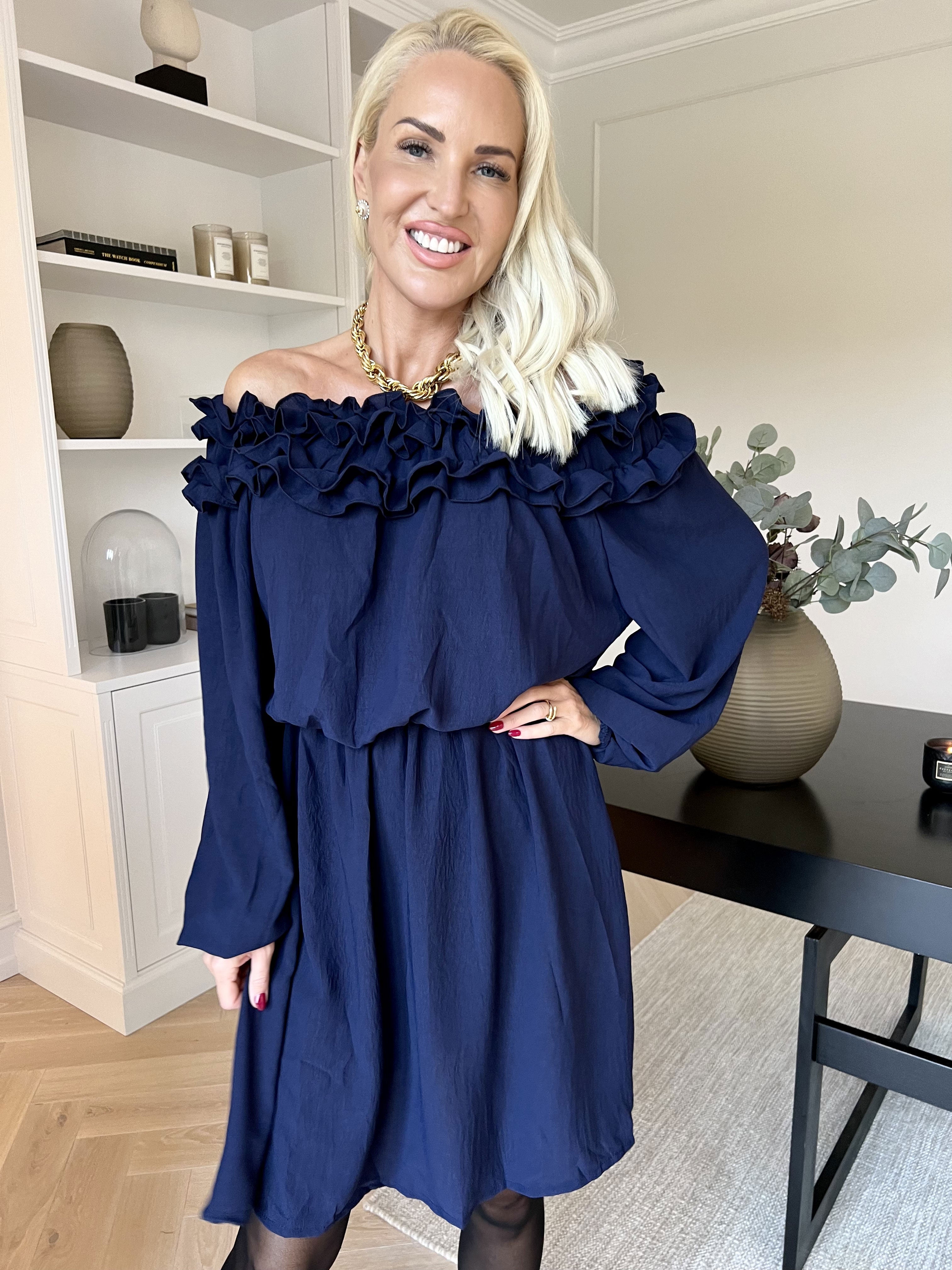 Chili Fitted Dress - Sød kjole med flæsekant og elastik i taljen