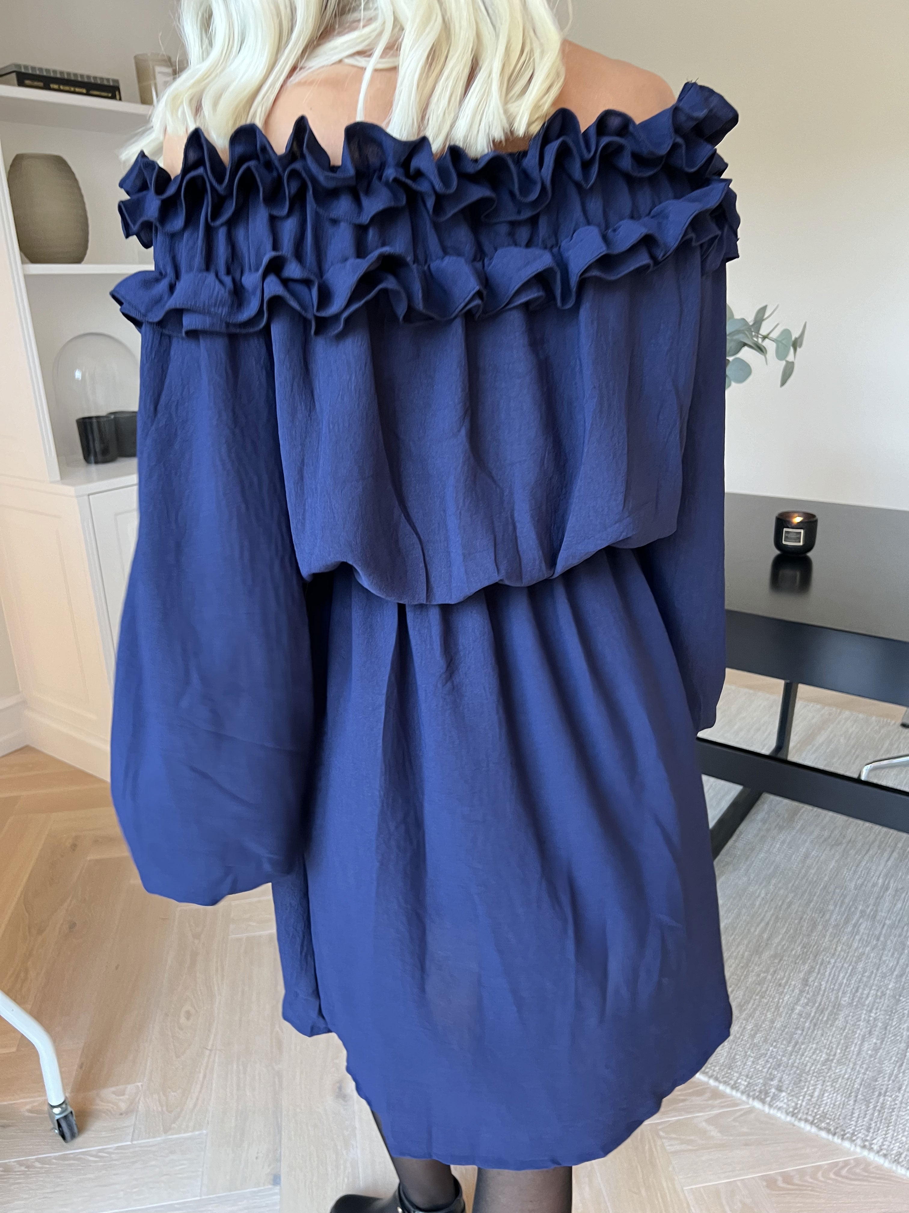 Chili Fitted Dress - Sød kjole med flæsekant og elastik i taljen