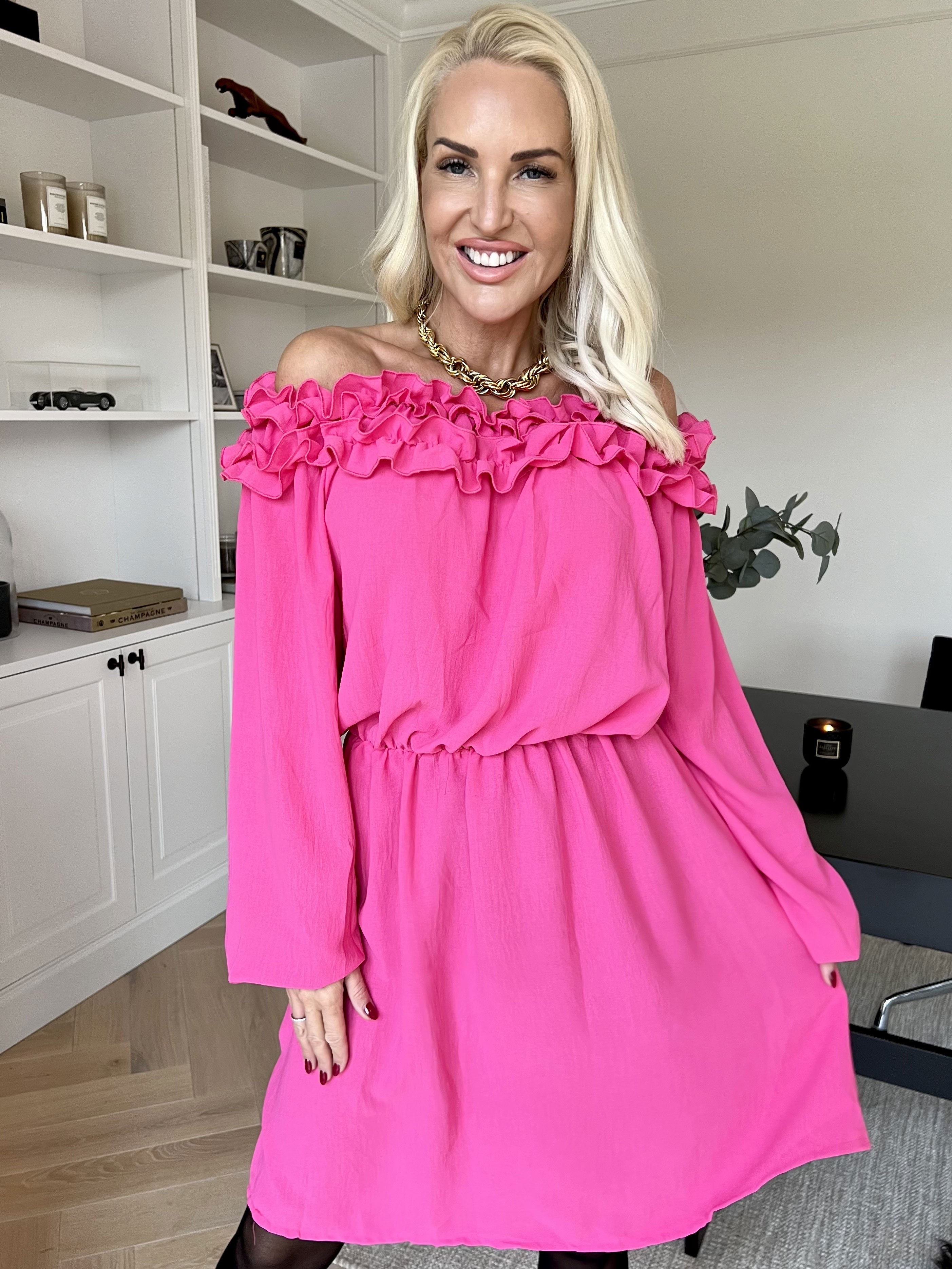 Chili Fitted Dress - Sød kjole med flæsekant og elastik i taljen