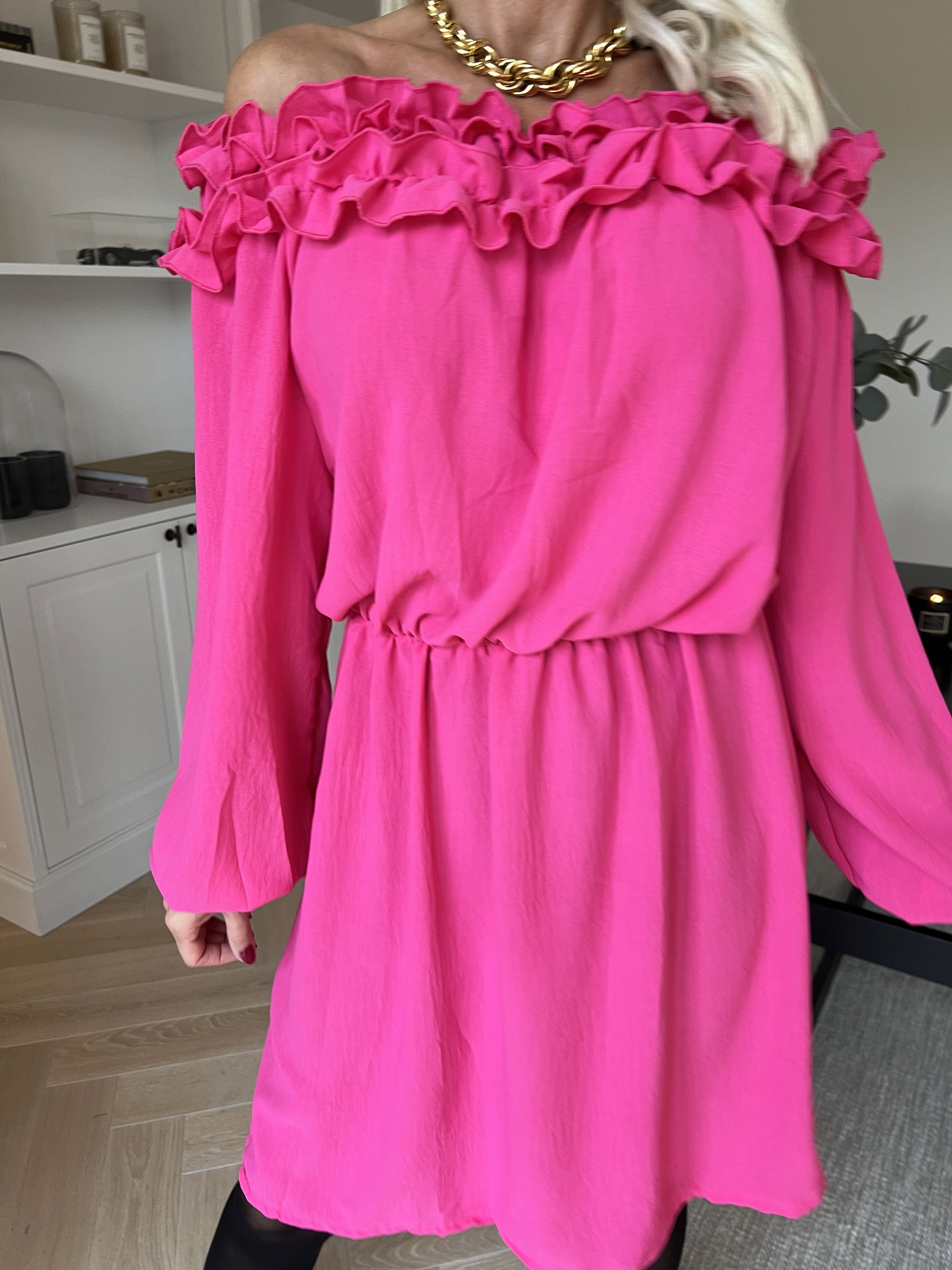 Chili Fitted Dress - Sød kjole med flæsekant og elastik i taljen