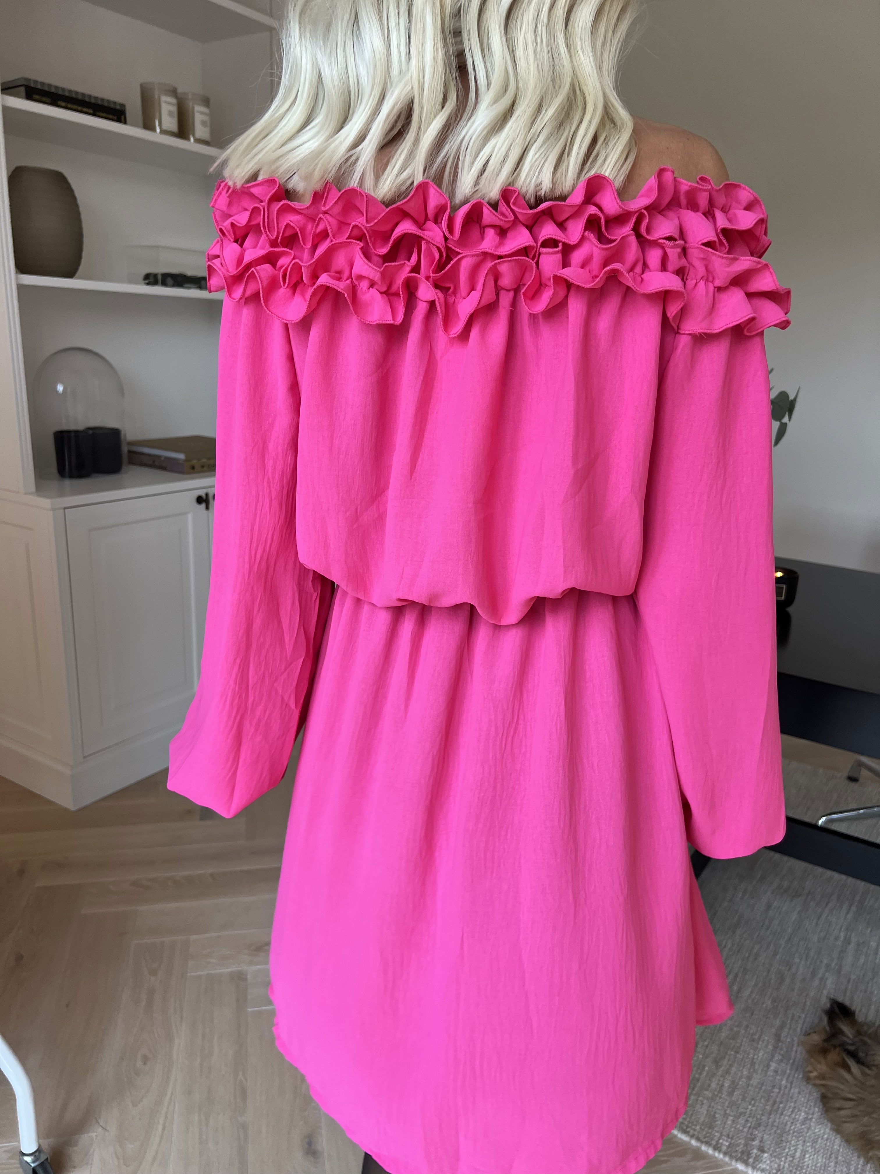 Chili Fitted Dress - Sød kjole med flæsekant og elastik i taljen