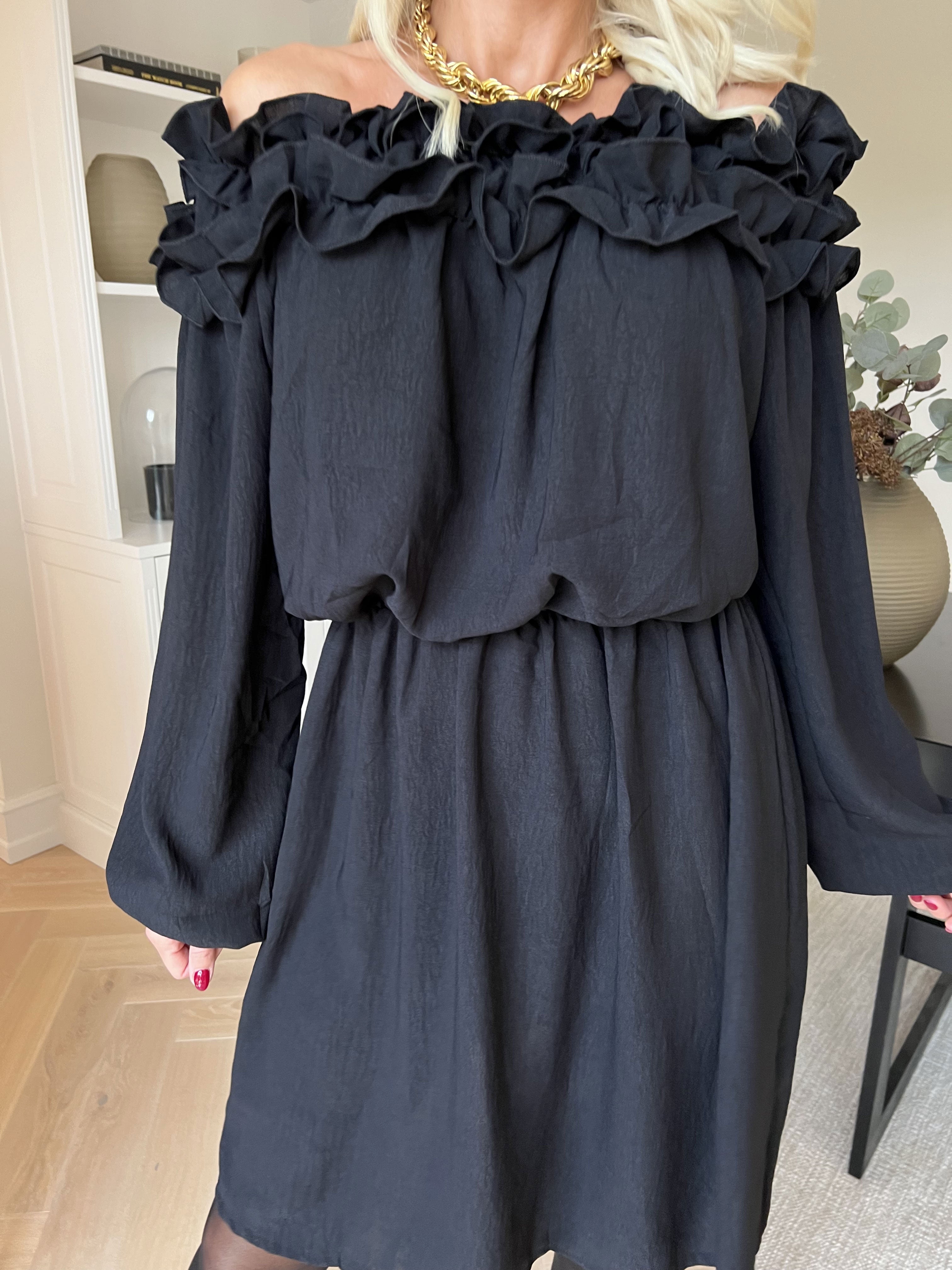 Chili Fitted Dress - Sød kjole med flæsekant og elastik i taljen