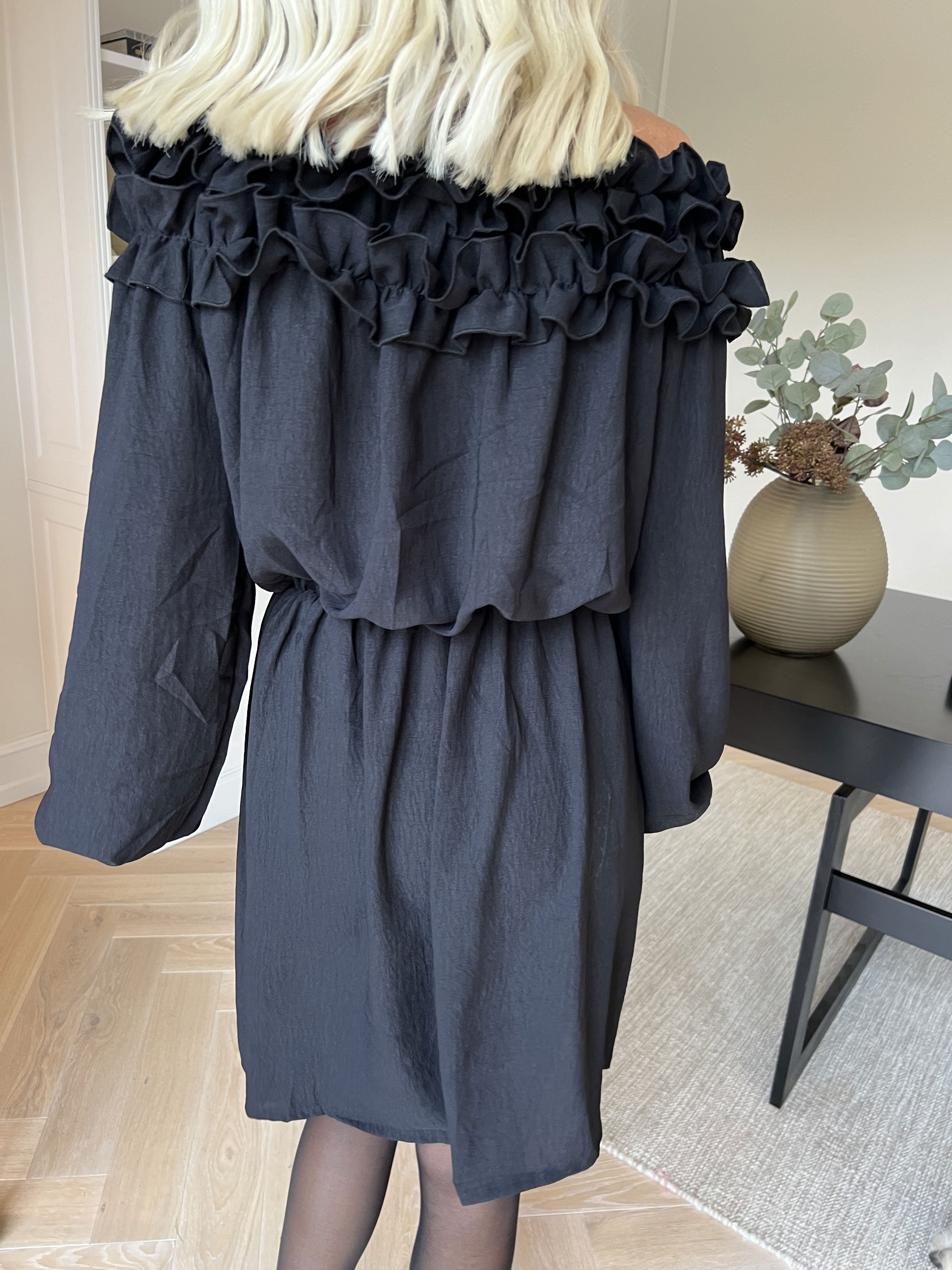 Chili Fitted Dress - Sød kjole med flæsekant og elastik i taljen