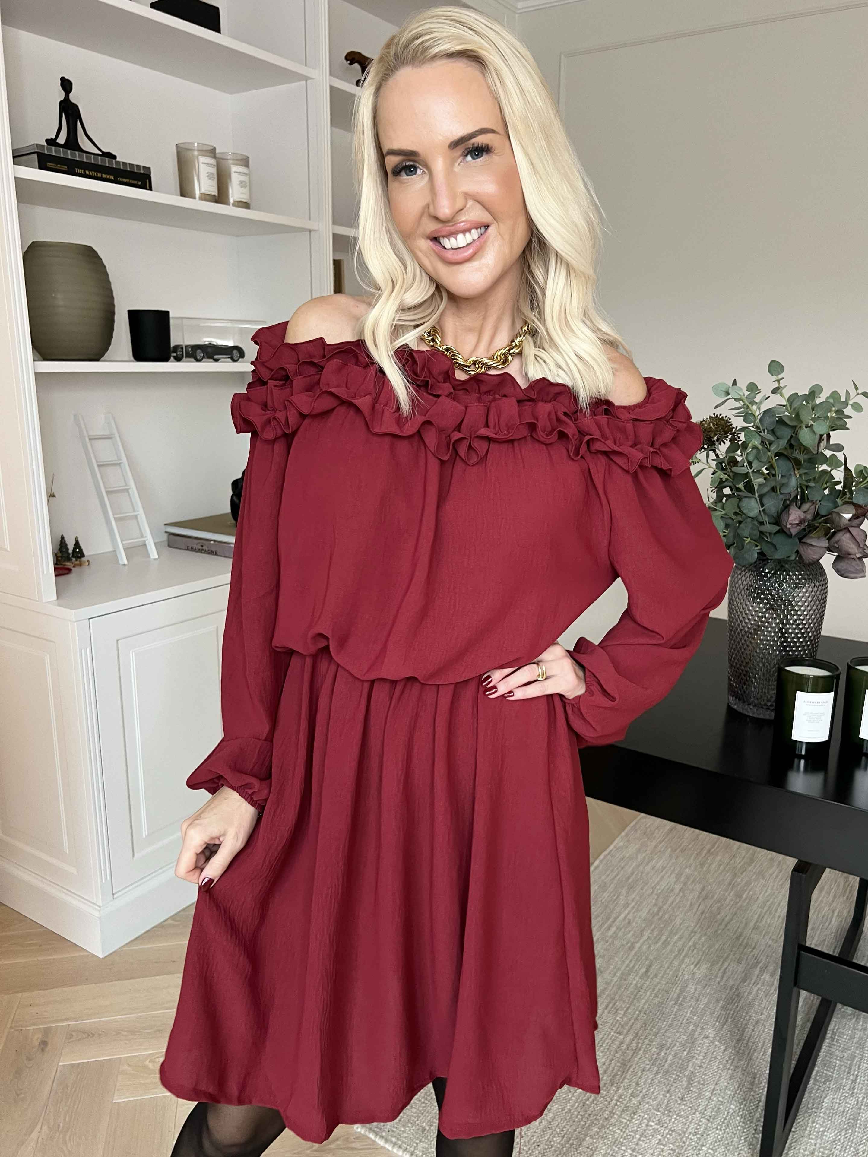 Chili Fitted Dress - Sød kjole med flæsekant og elastik i taljen