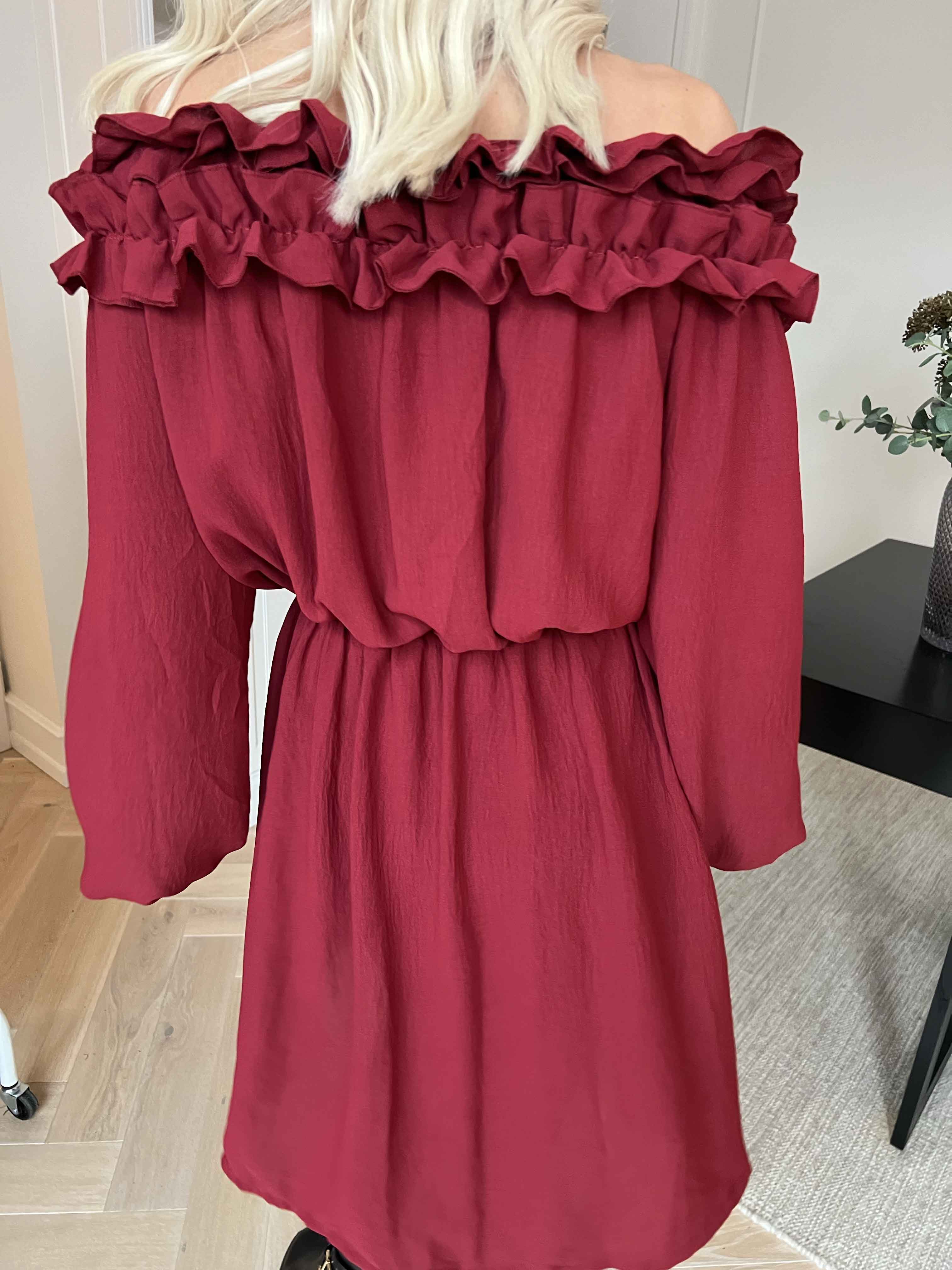 Chili Fitted Dress - Sød kjole med flæsekant og elastik i taljen