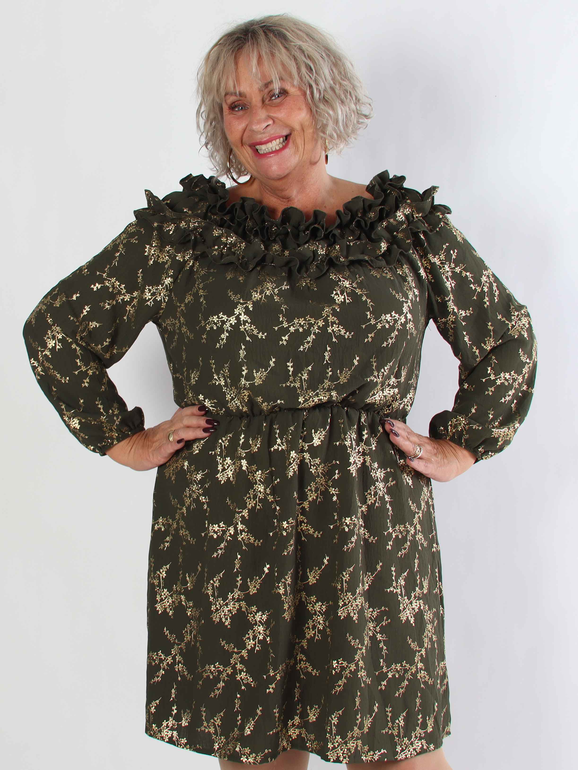 Chili Gold Fitted Dress - Plus size kjole i guld print med flæsekant og elastik i taljen