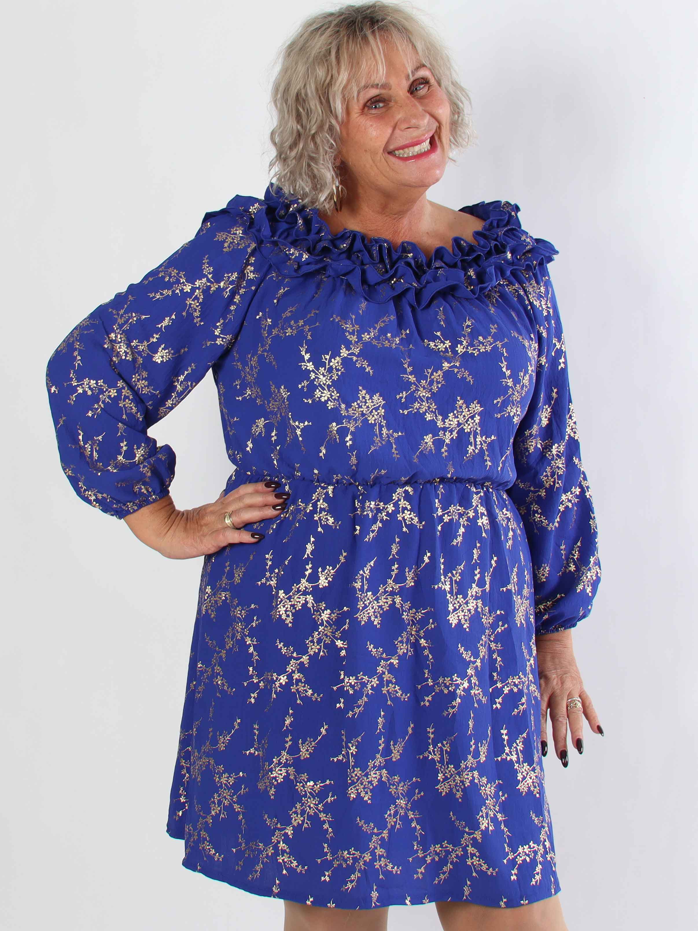 Chili Gold Fitted Dress - Plus size kjole i guld print med flæsekant og elastik i taljen