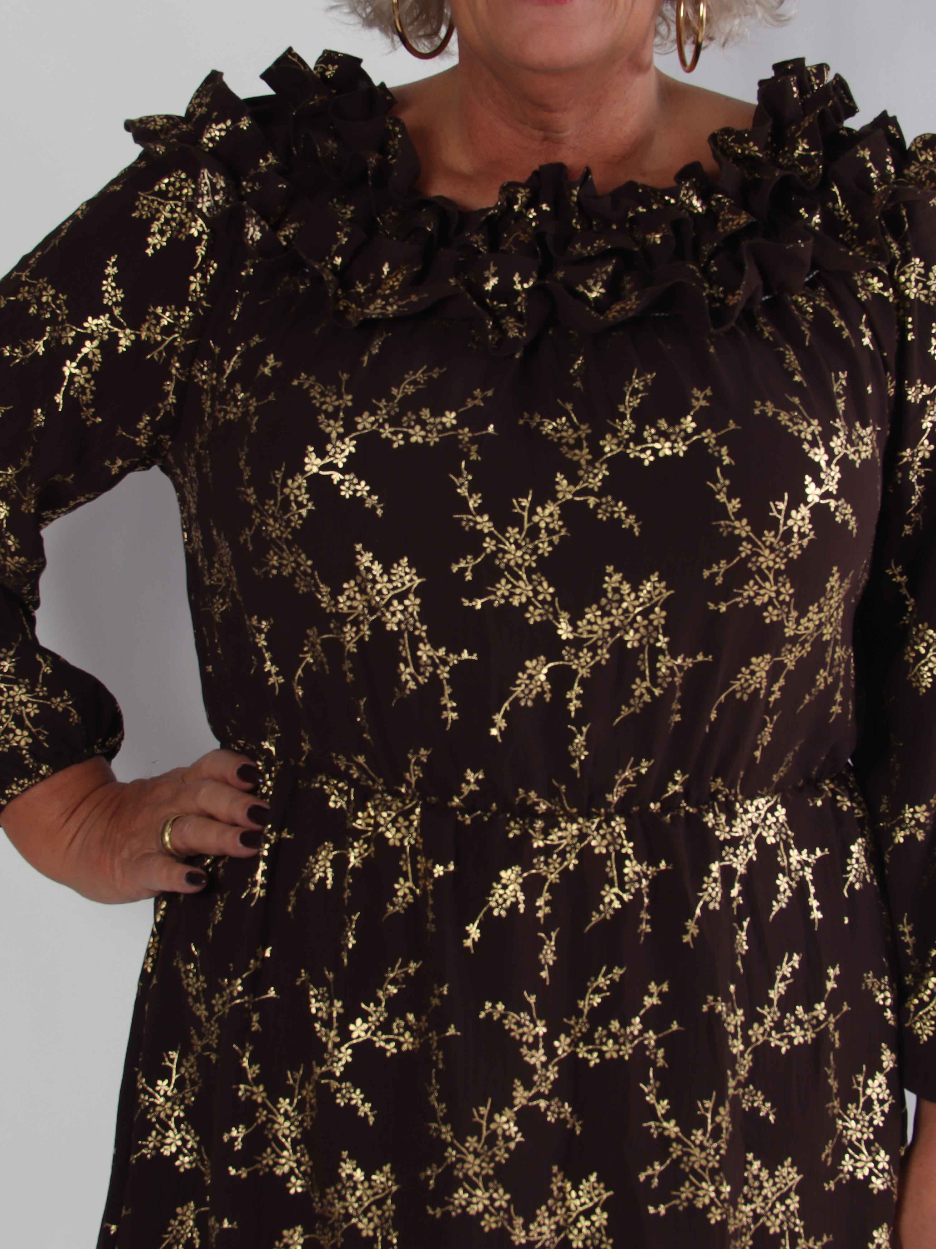 Chili Gold Fitted Dress - Plus size kjole i guld print med flæsekant og elastik i taljen