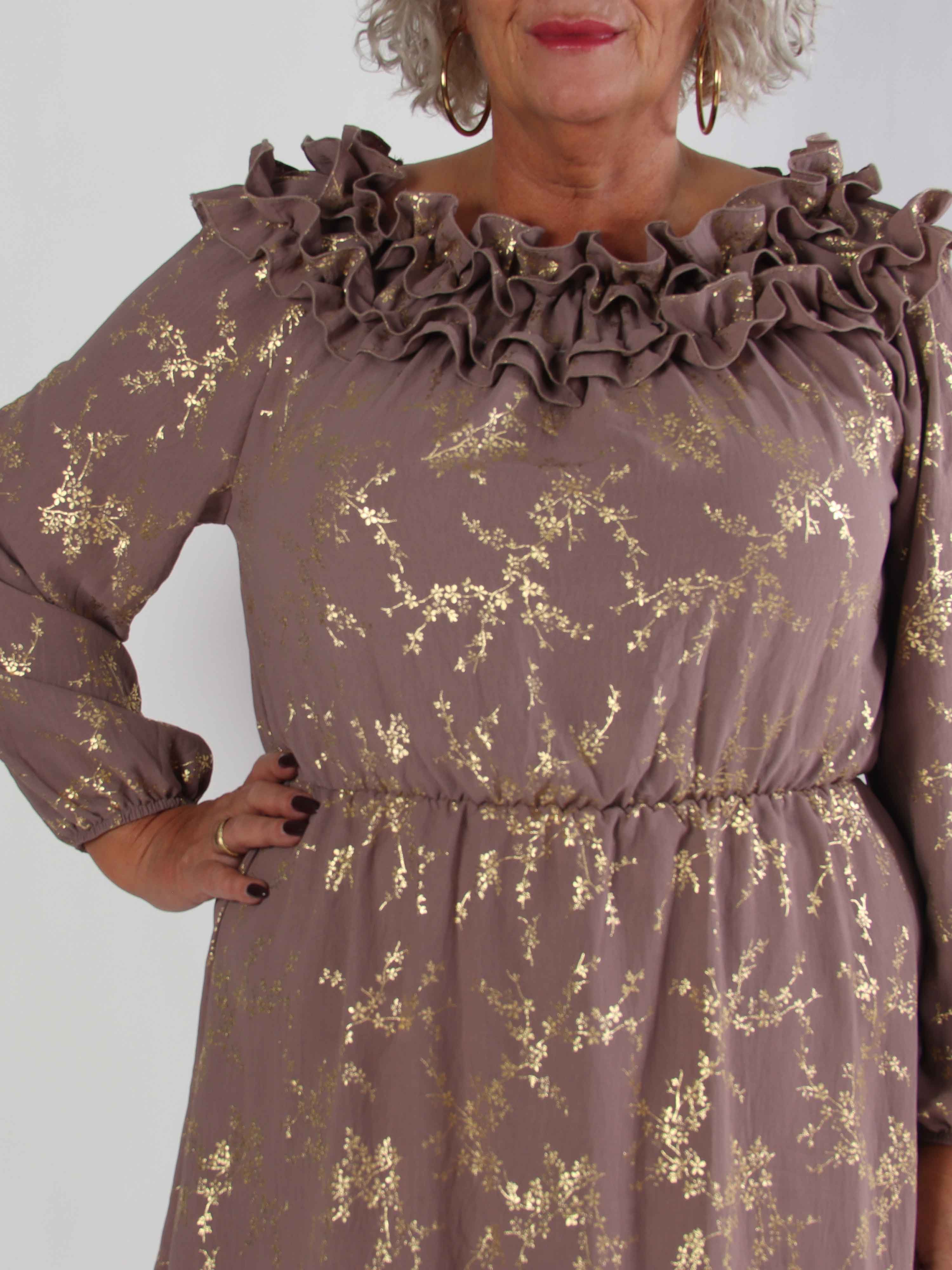 Chili Gold Fitted Dress - Plus size kjole i guld print med flæsekant og elastik i taljen