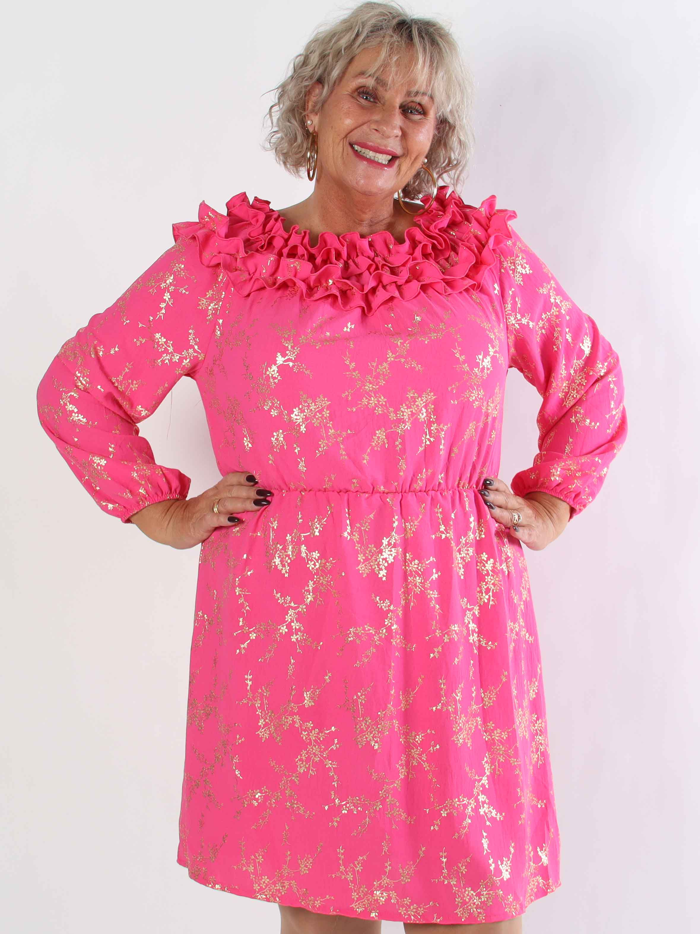 Chili Gold Fitted Dress - Plus size kjole i guld print med flæsekant og elastik i taljen