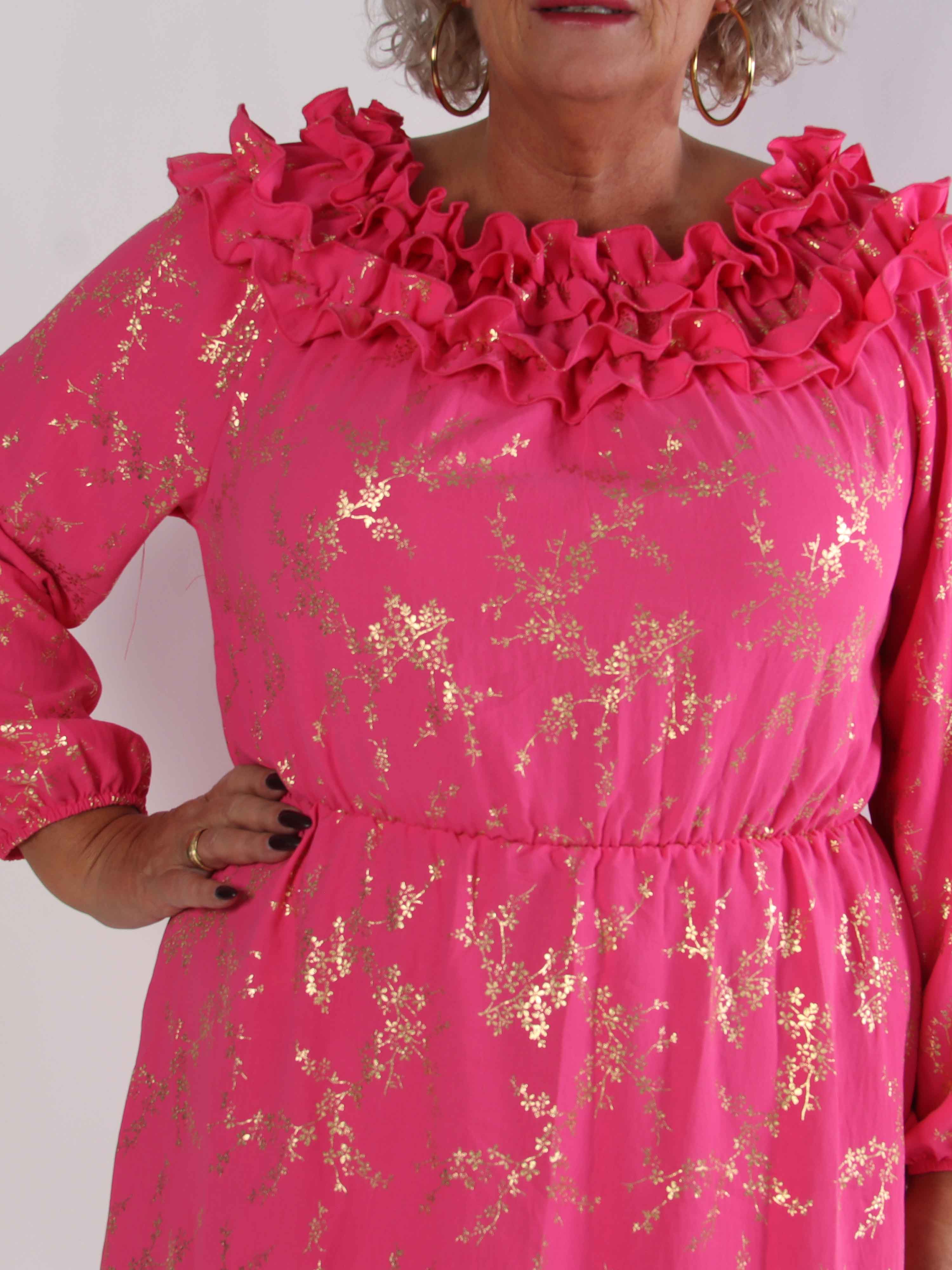 Chili Gold Fitted Dress - Plus size kjole i guld print med flæsekant og elastik i taljen