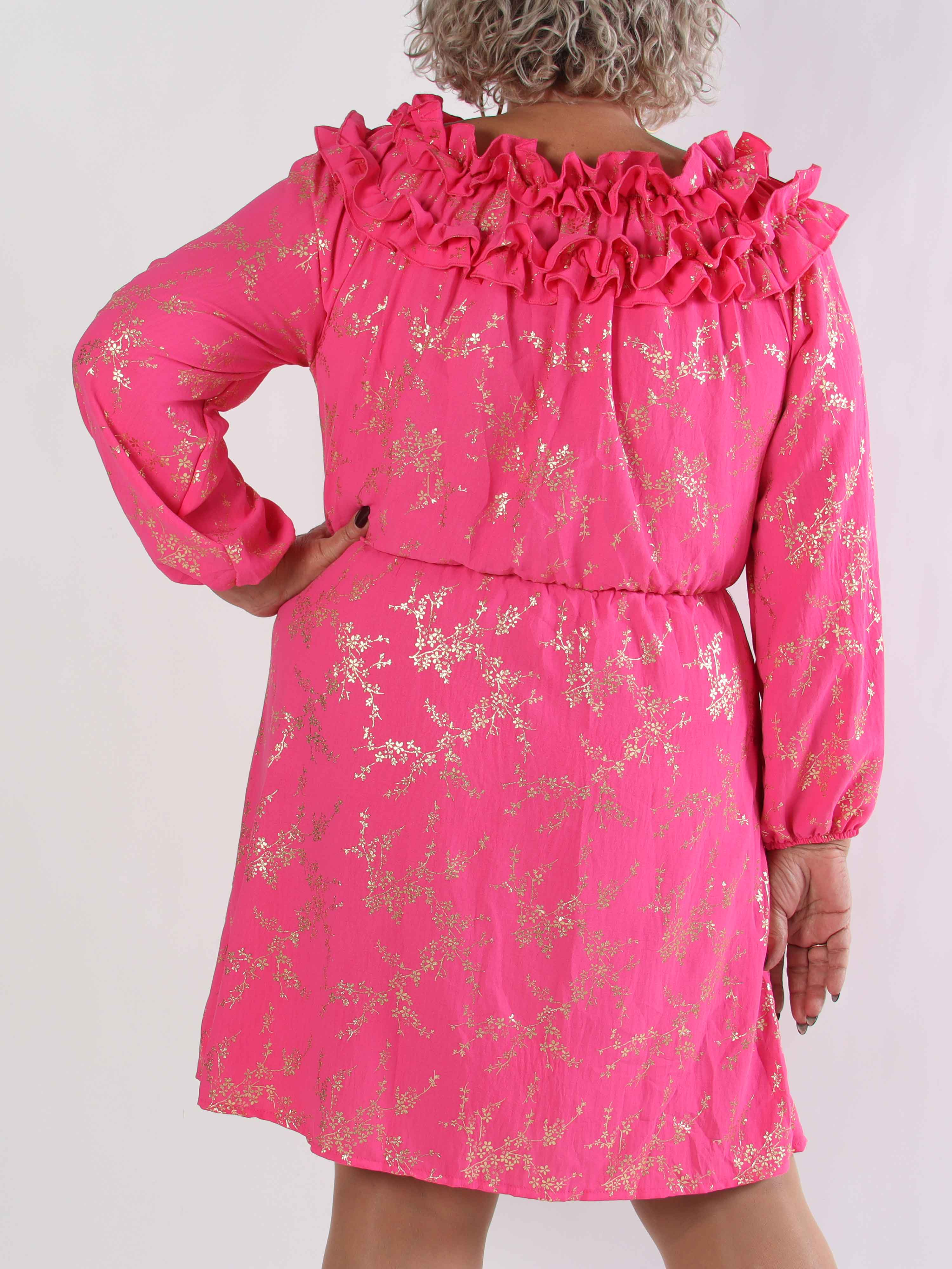 Chili Gold Fitted Dress - Plus size kjole i guld print med flæsekant og elastik i taljen