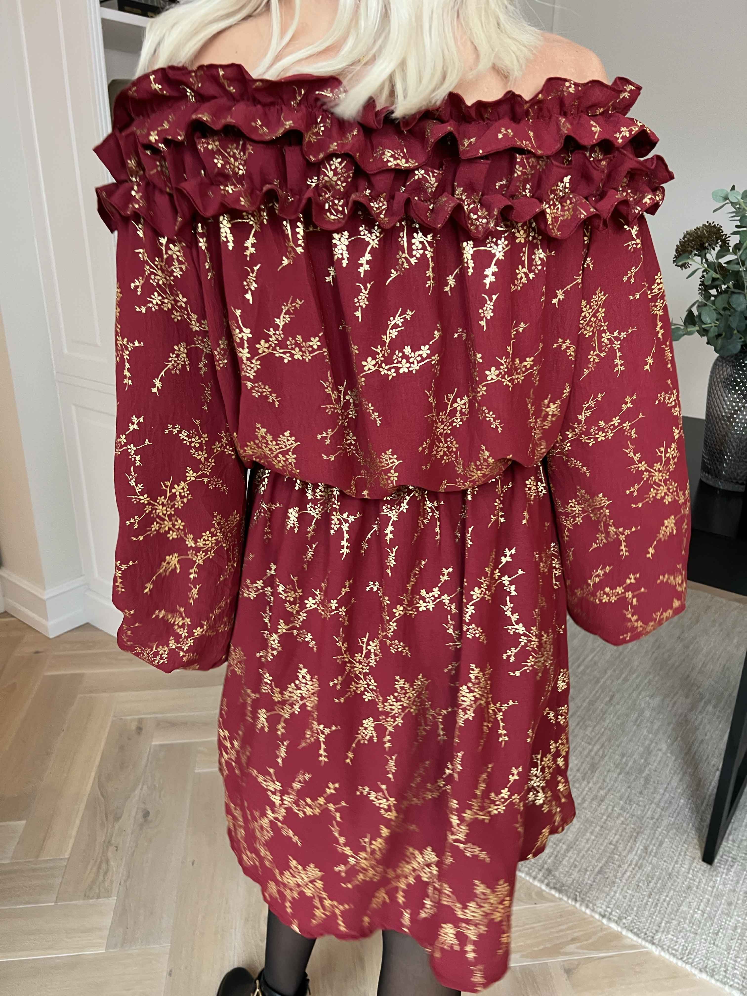 Chili Gold Fitted Dress - Kjole i guld print med flæsekant og elastik i taljen