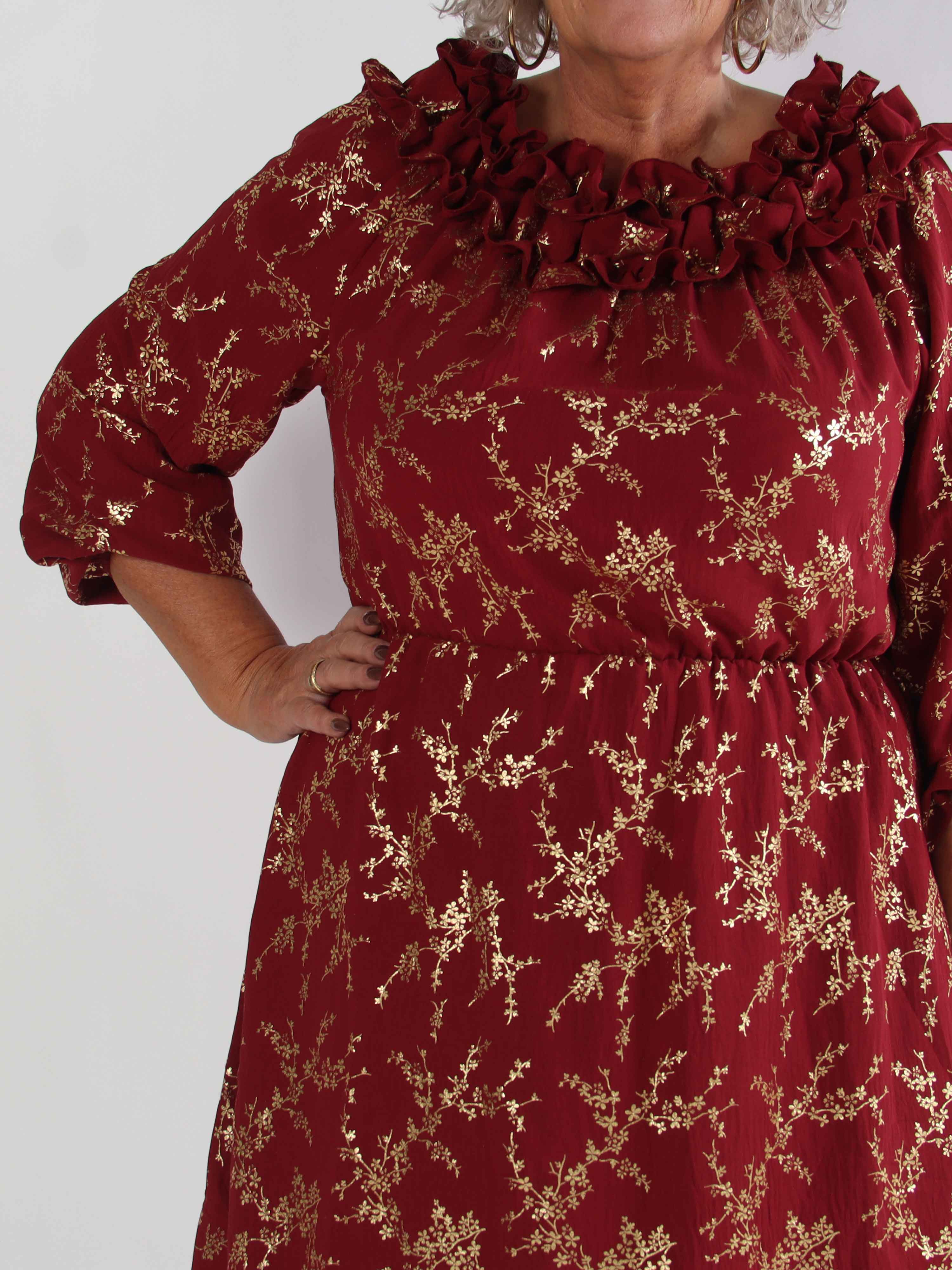 Chili Gold Fitted Dress - Plus size kjole i guld print med flæsekant og elastik i taljen