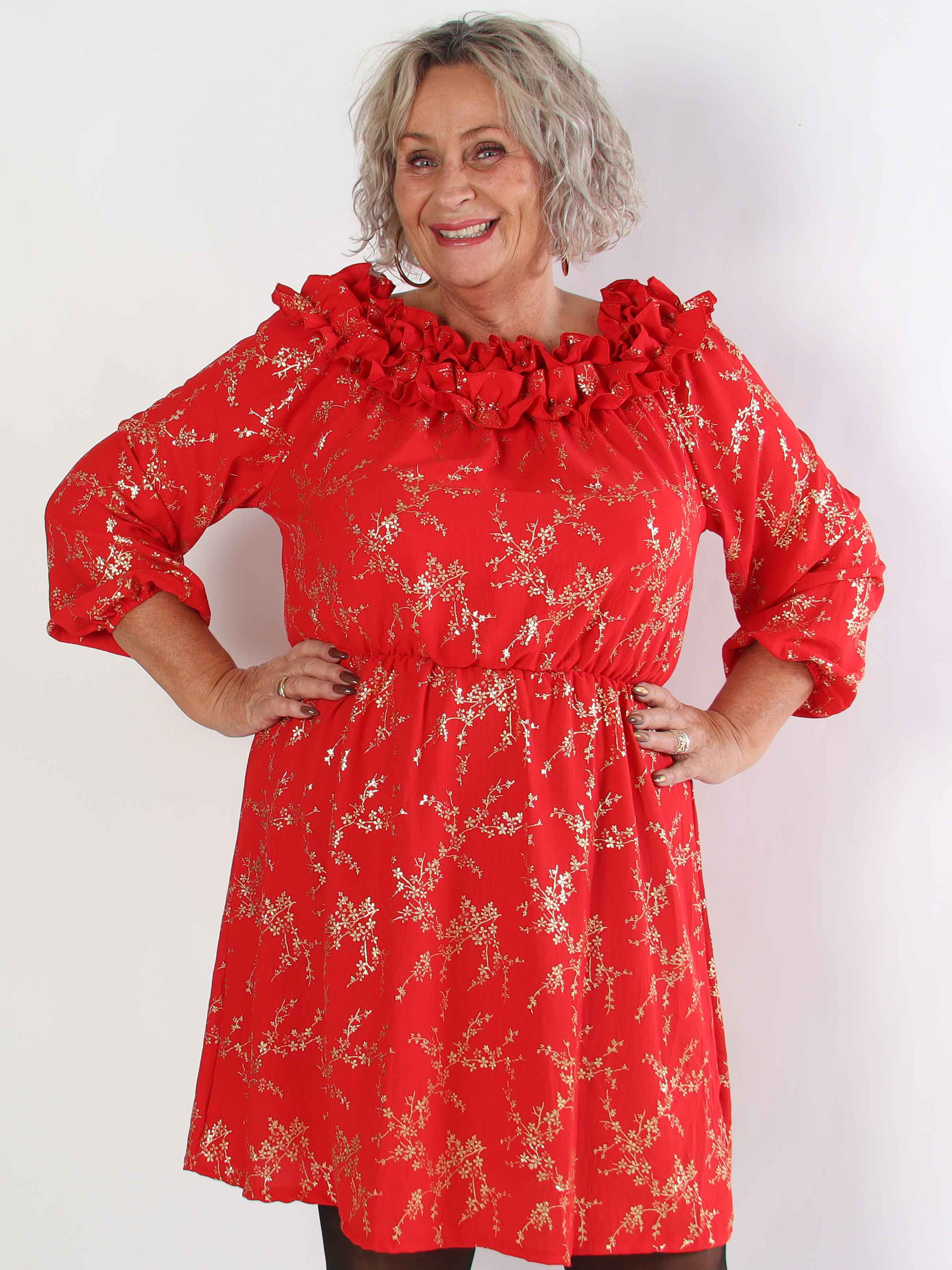 Chili Gold Fitted Dress - Plus size kjole i guld print med flæsekant og elastik i taljen