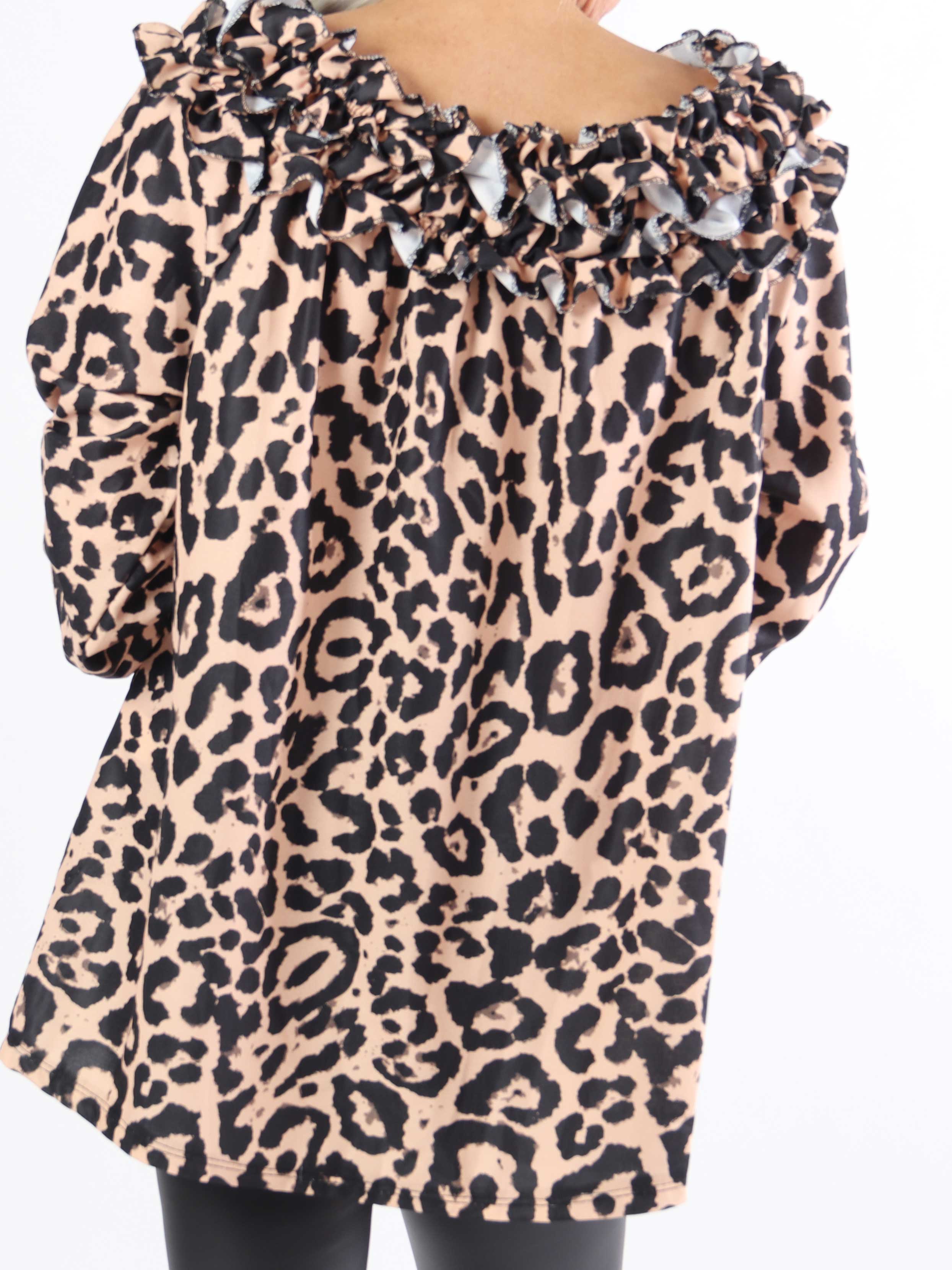 Chili Leo - Plus size tunika i leopardprint med flæser i udskæringen
